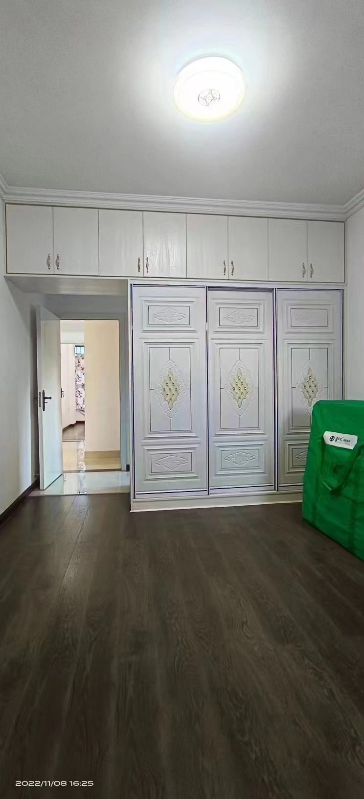 鹏成新都汇，面积112平，房子很新，只住了不到两个月，售价53万