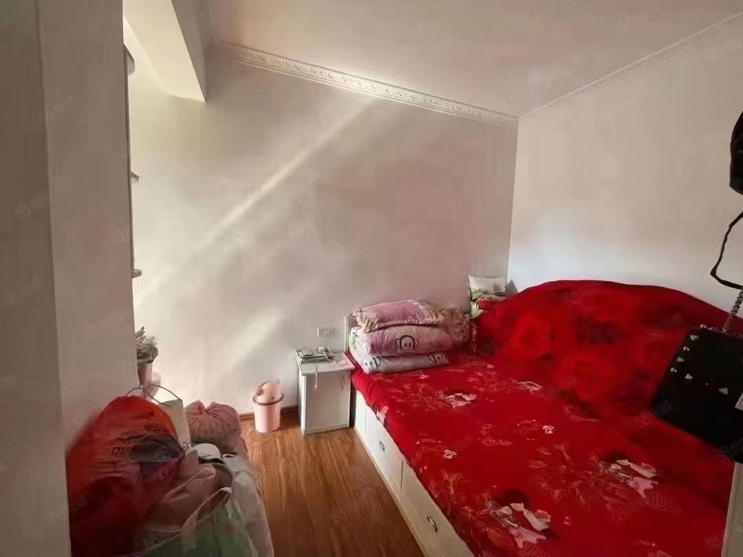 福星花园，电梯房三室两厅一卫，采光好，房东诚意出售，证件齐全！售42万！看房联系