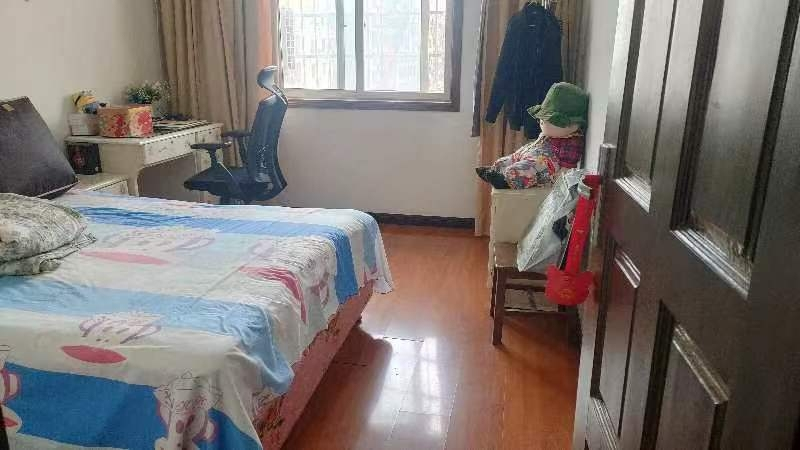 赤壁人民医院附近120平三房好楼层42万