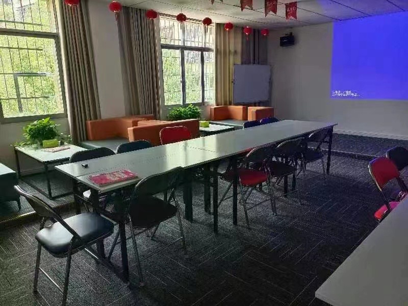 新区大面积135平，家私设施齐全，精装修，办公桌椅，电脑，投影仪齐备，拎包入驻，适合办公，会议室，看中可谈