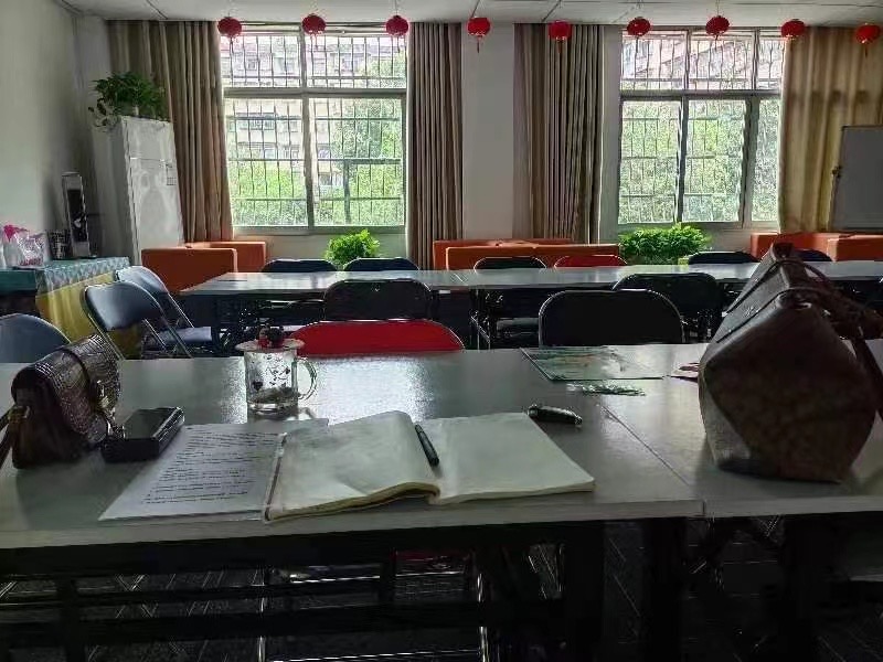 新区大面积135平，家私设施齐全，精装修，办公桌椅，电脑，投影仪齐备，拎包入驻，适合办公，会议室，看中可谈
