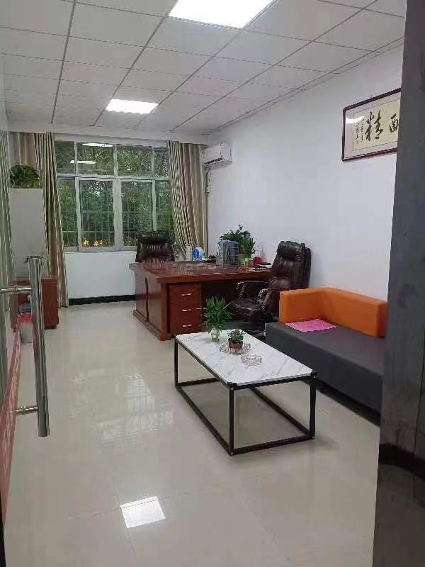 新区大面积135平，家私设施齐全，精装修，办公桌椅，电脑，投影仪齐备，拎包入驻，适合办公，会议室，看中可谈