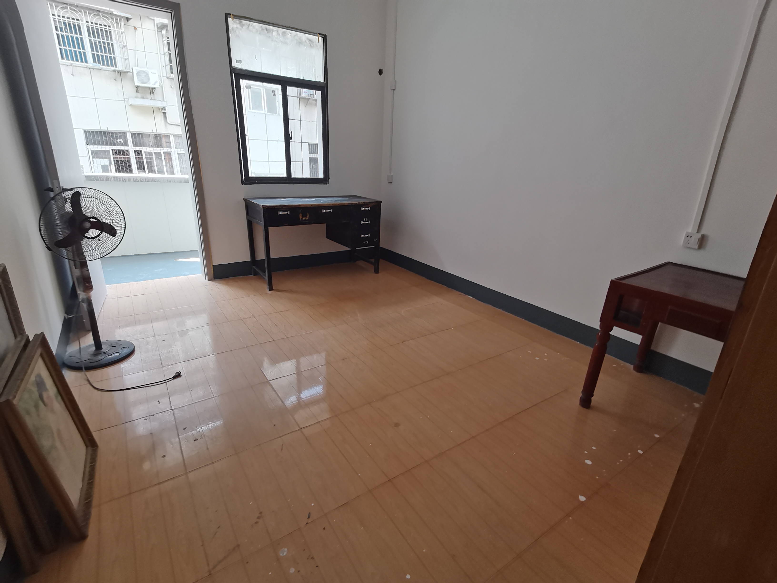 赤壁老城区家联超市附近小区好楼层三室两厅证件齐全34万