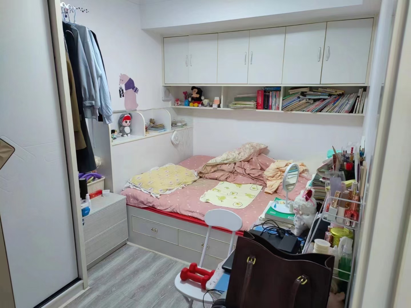 高铁明珠电梯复式楼，三室两卫，装修设计好，毛坯价出售33万看房提前约15827916568