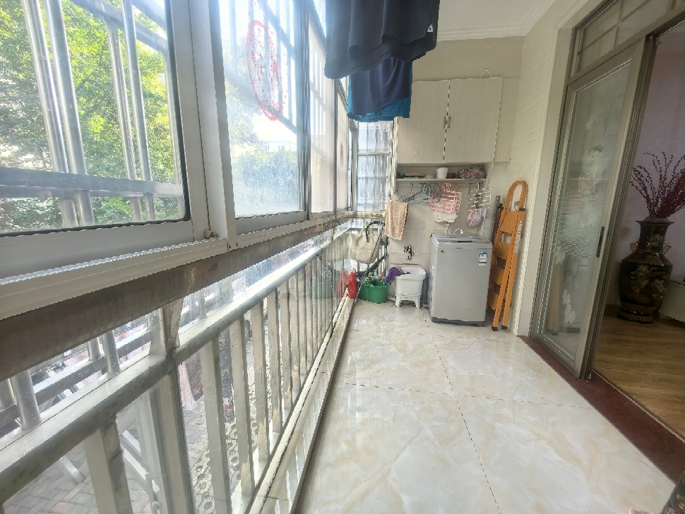 赤壁网红桥边永邦二楼128平三房！房子保养很好！拎包入住即可！