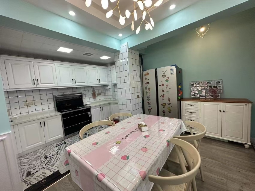 塞纳精装装修花了30多万，全屋品牌家私家电。3房2厅拎包入住看房联系英子15827916568