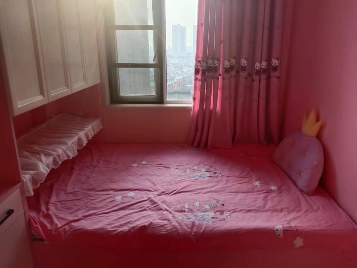 塞纳精装装修花了30多万，全屋品牌家私家电。3房2厅拎包入住看房联系英子15827916568