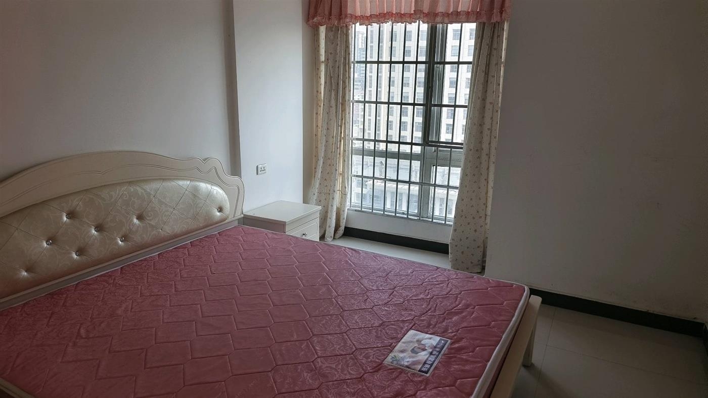 凯旋名都电梯房，两室两厅，70平，证件齐全，业主急售，28万，看房电话18307150819