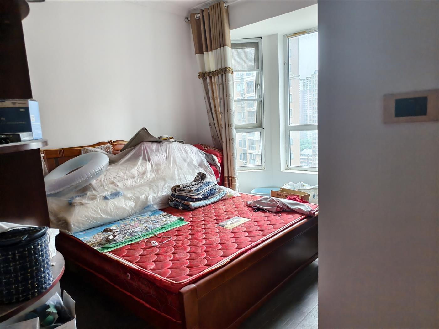 塞纳河畔三室两厅一卫，107平，45万，29楼