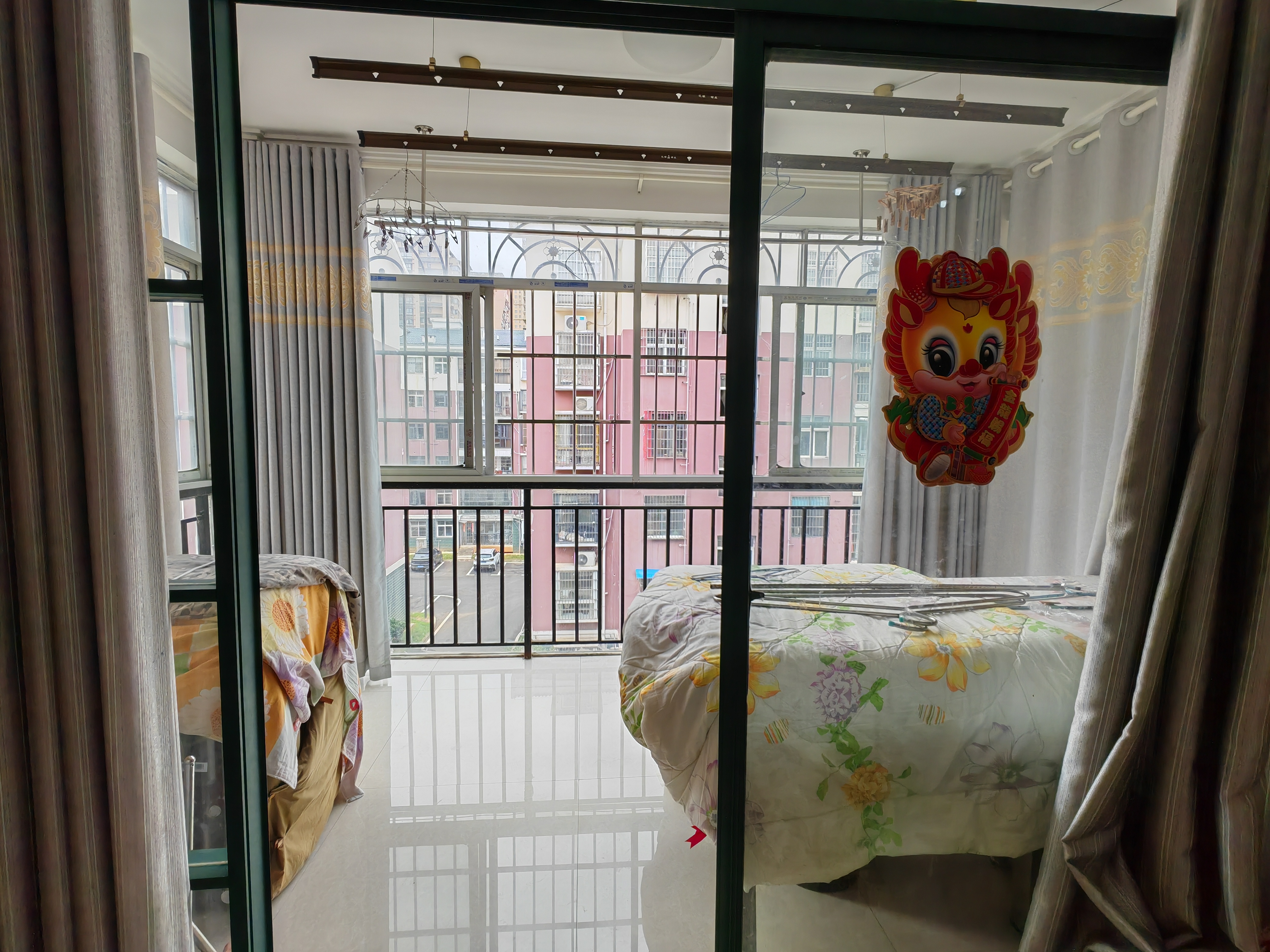 国贸旁怡景花园，三室两厅，112平，4楼，报价38万，证齐，看房电话18307150819