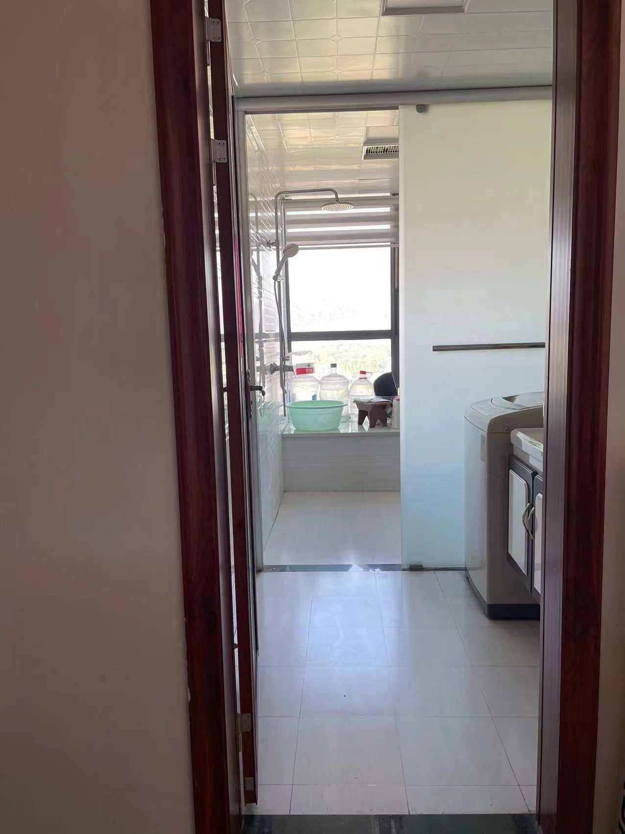 出租[玫瑰][玫瑰][玫瑰]銀輪新世界電梯房3室2廳拎包入住即可，1700元/月，看房方便
