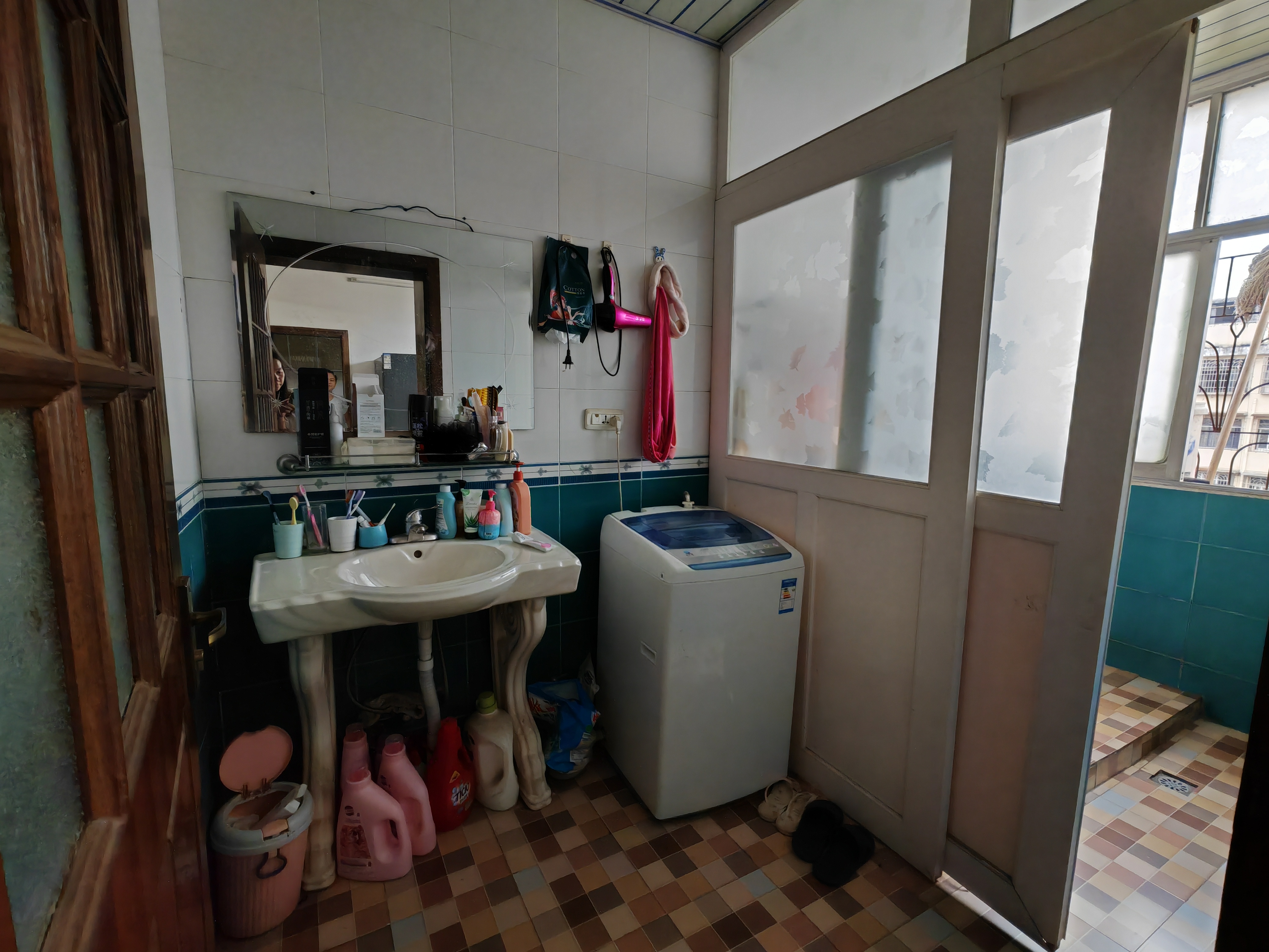 新区新一佳三室两厅一卫，141平，28万，证件齐全，看房方便，联系电话18307150819