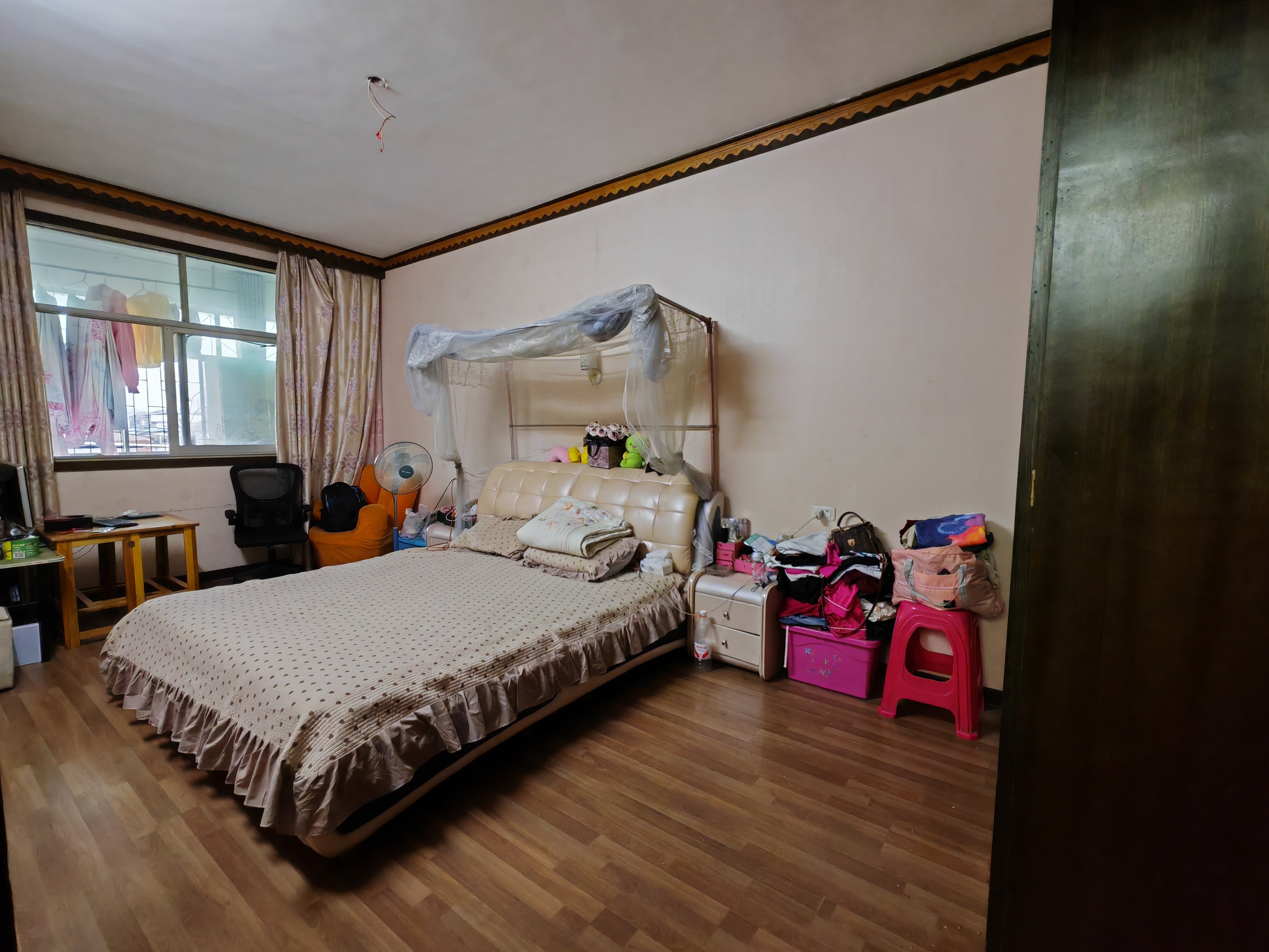 新区新一佳三室两厅一卫，141平，28万，证件齐全，看房方便，联系电话18307150819