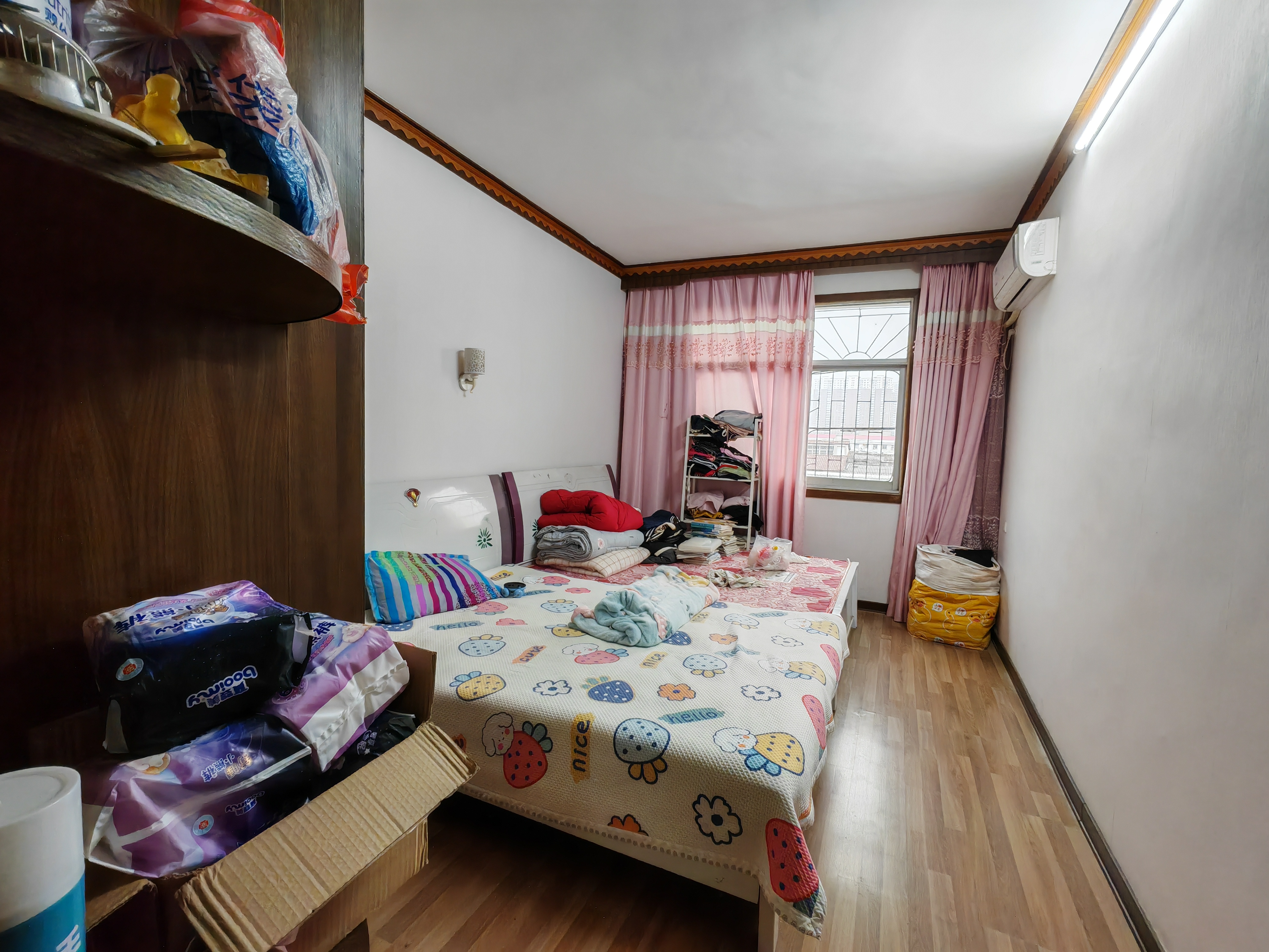 新区新一佳三室两厅一卫，141平，28万，证件齐全，看房方便，联系电话18307150819