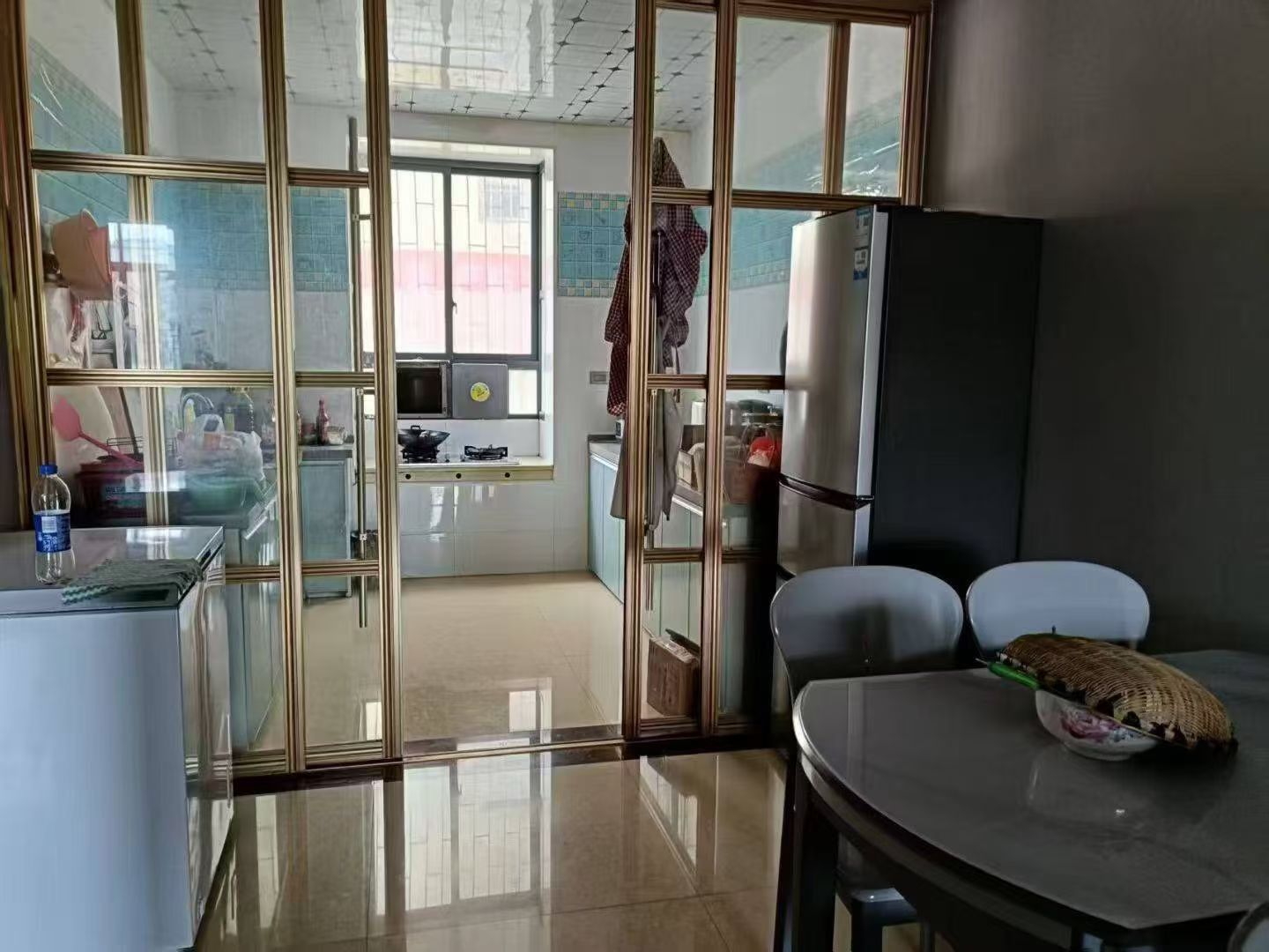 清泉附近一楼，精装修三房，卖20万，看房电话18307150819