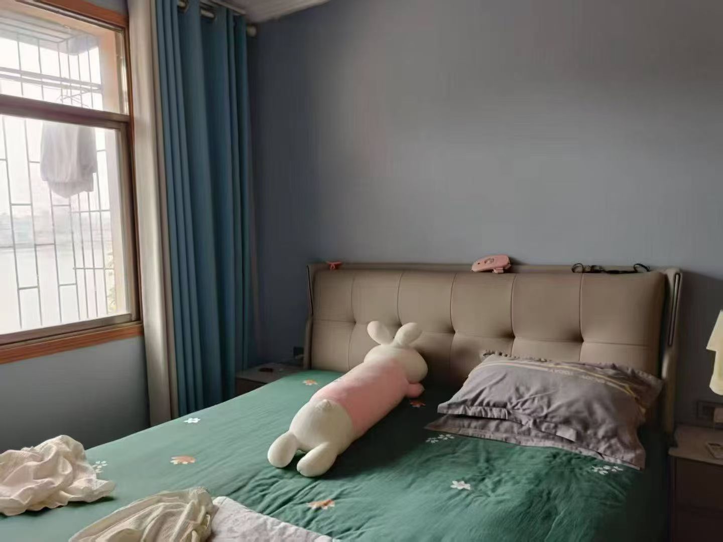 清泉公园附近一楼，全新装修，20万，看房方便，业主急卖，看房电话18307150819