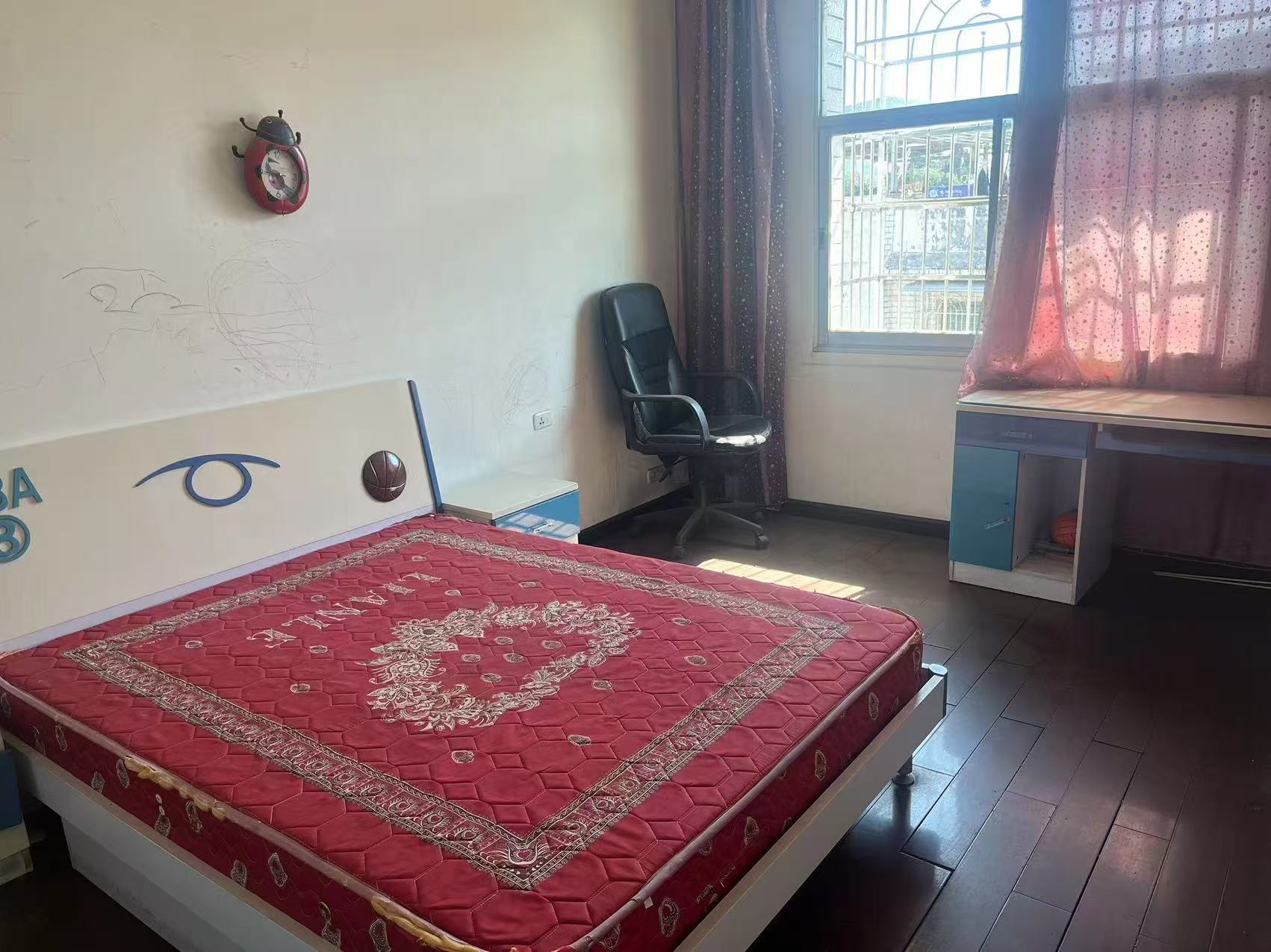 金三角，三室两厅，126平，租500一个月，看房方便，看房电话18307150819