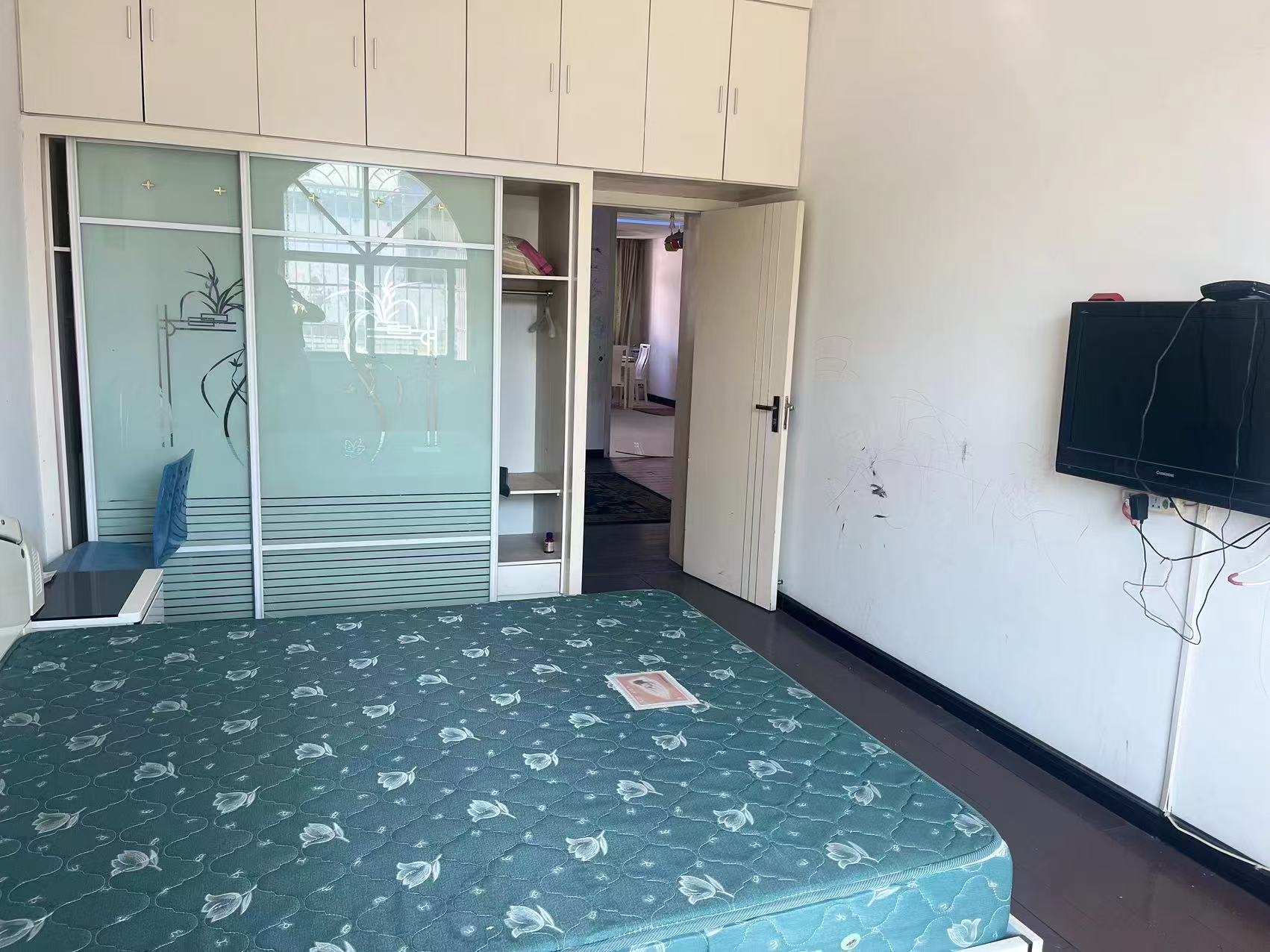 金三角，三室两厅，126平，租500一个月，看房方便，看房电话18307150819