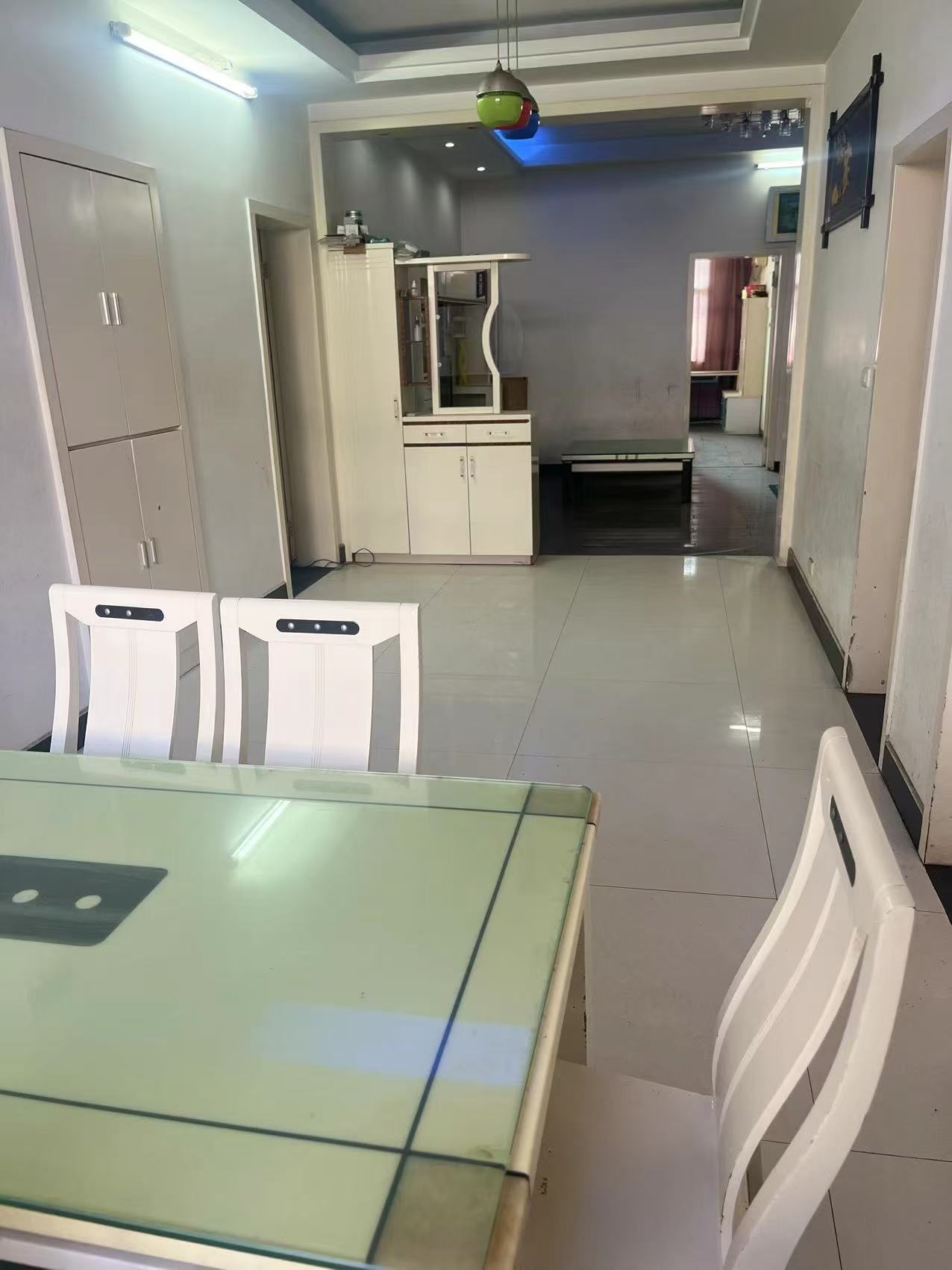 金三角，三室两厅，126平，租500一个月，看房方便，看房电话18307150819