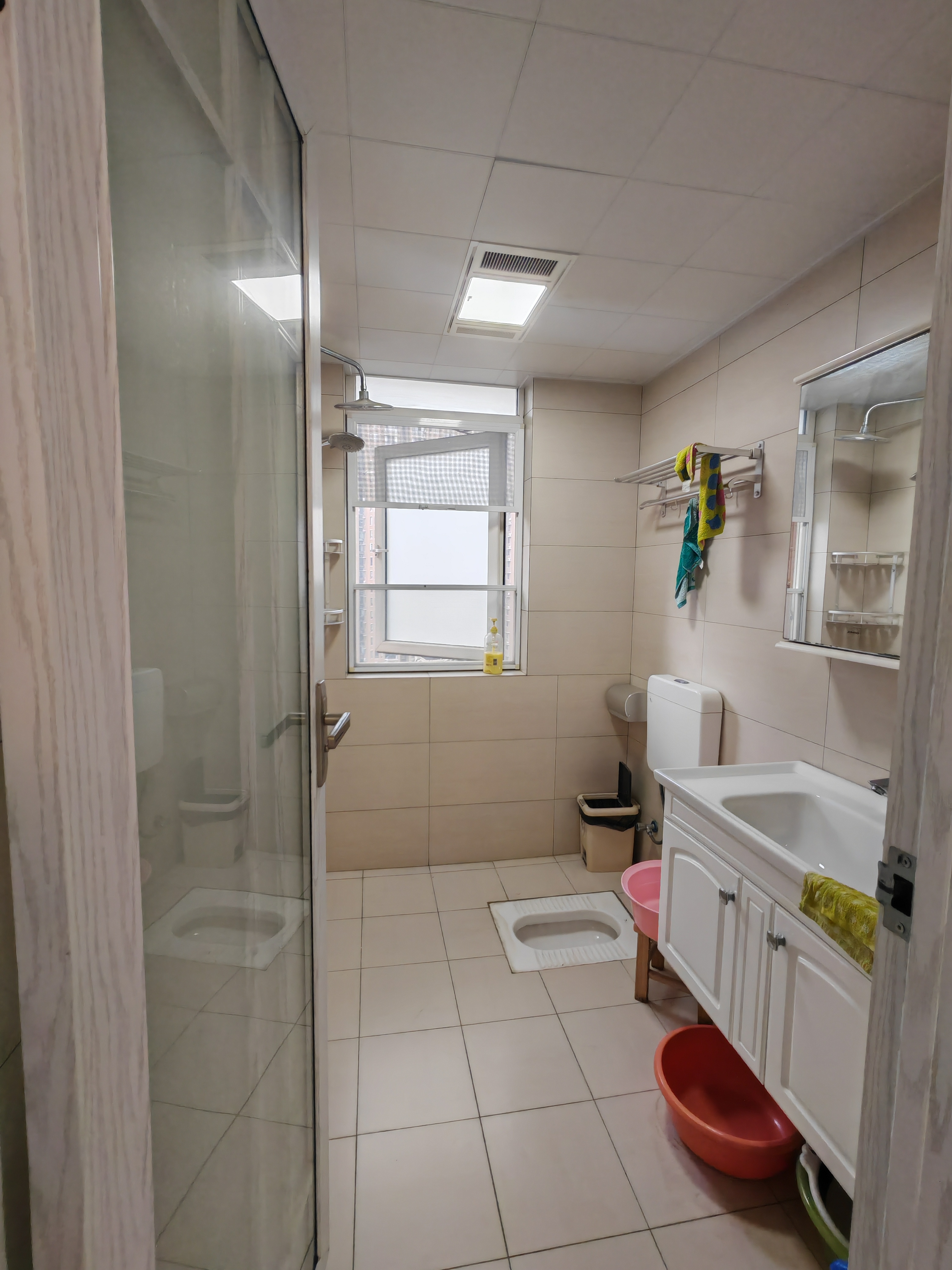 塞纳河畔9.9成新，三室两厅两卫，118平，47.8万，证件齐全，可以按揭，看房电话18307150819