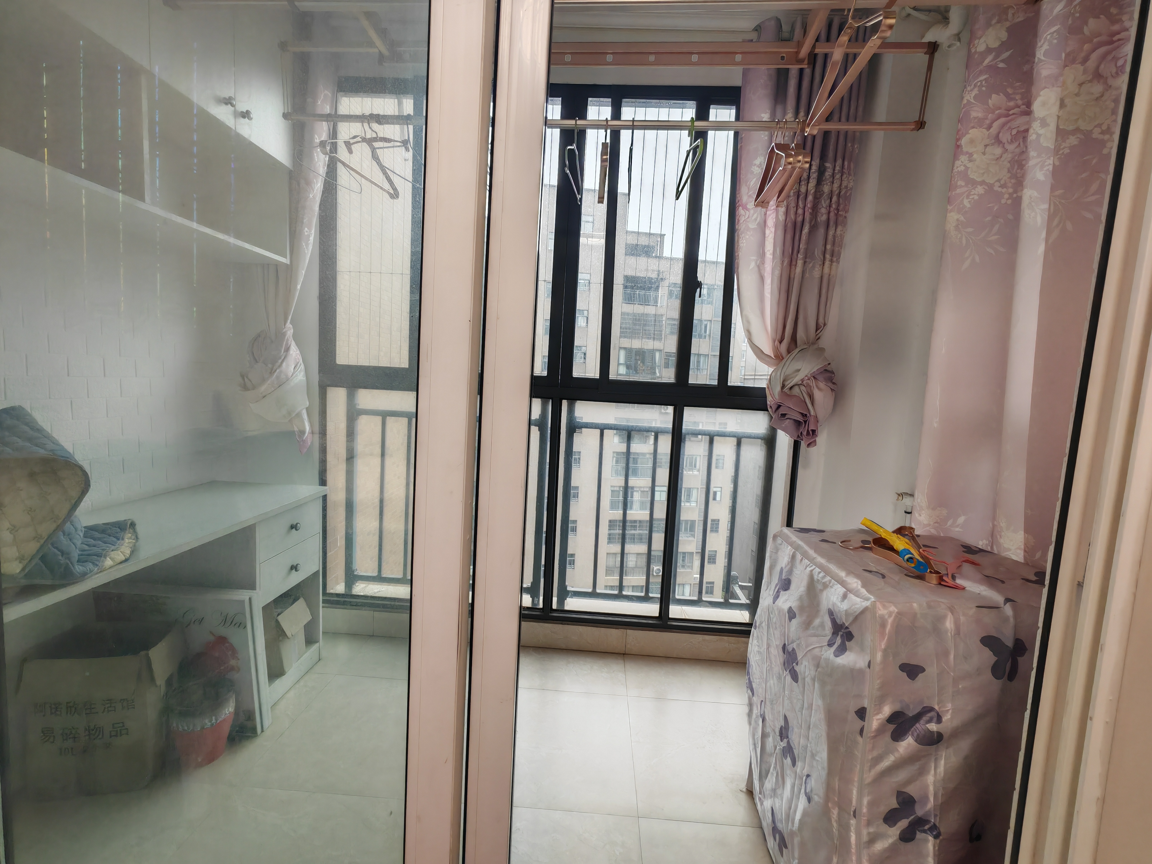 塞纳河畔9.9成新，三室两厅两卫，118平，47.8万，证件齐全，可以按揭，看房电话18307150819