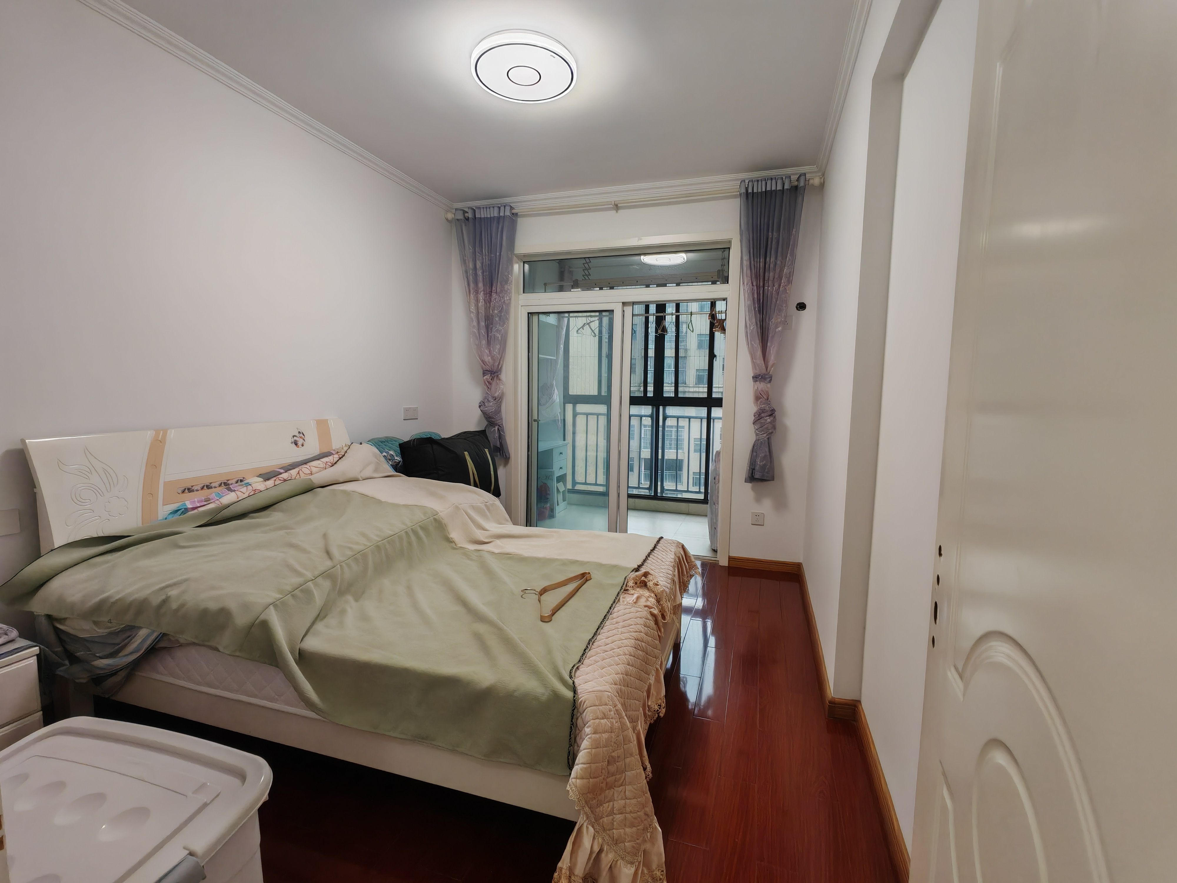 塞纳河畔9.9成新，三室两厅两卫，118平，47.8万，证件齐全，可以按揭，看房电话18307150819