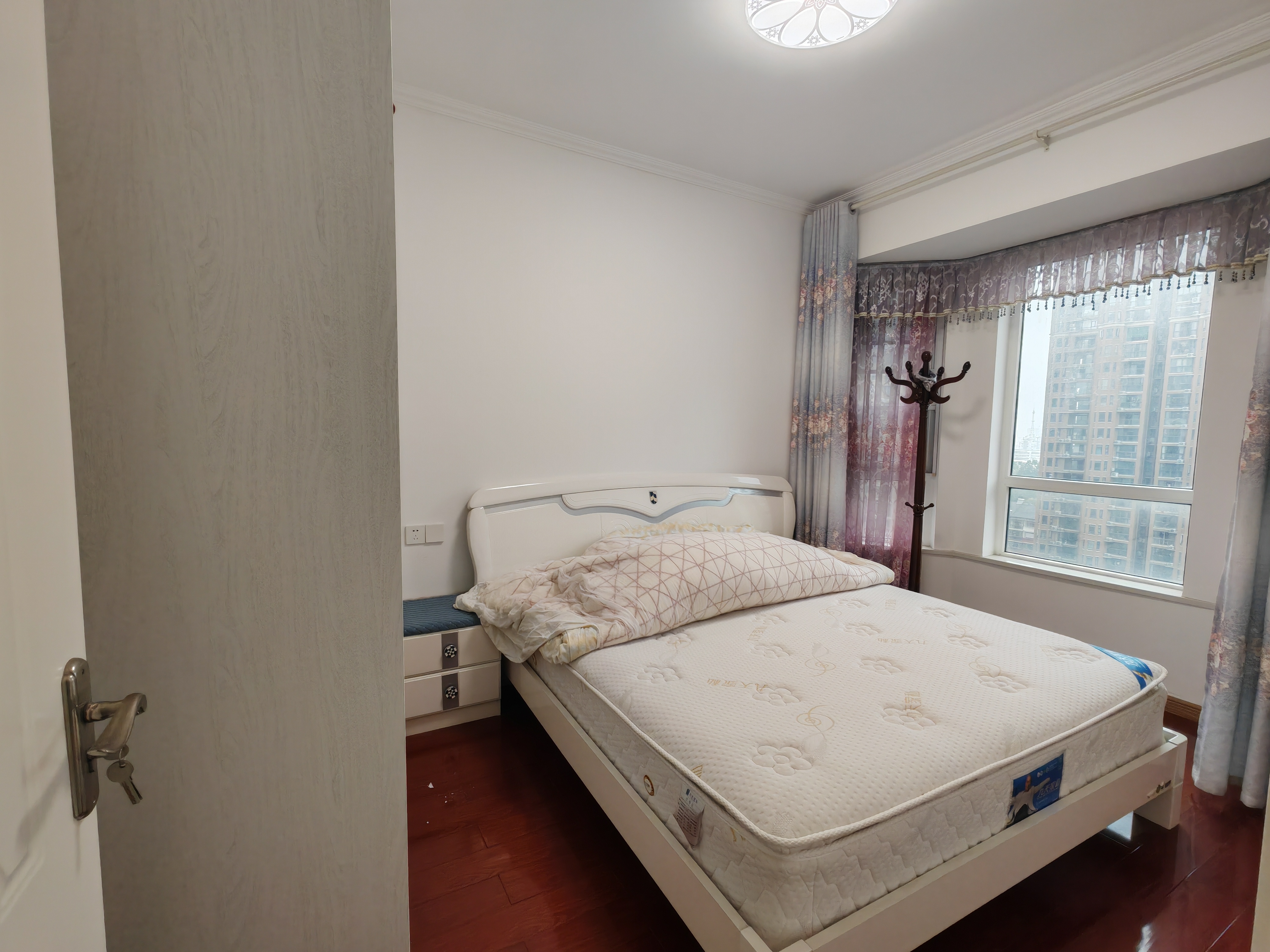 塞纳河畔9.9成新，三室两厅两卫，118平，47.8万，证件齐全，可以按揭，看房电话18307150819