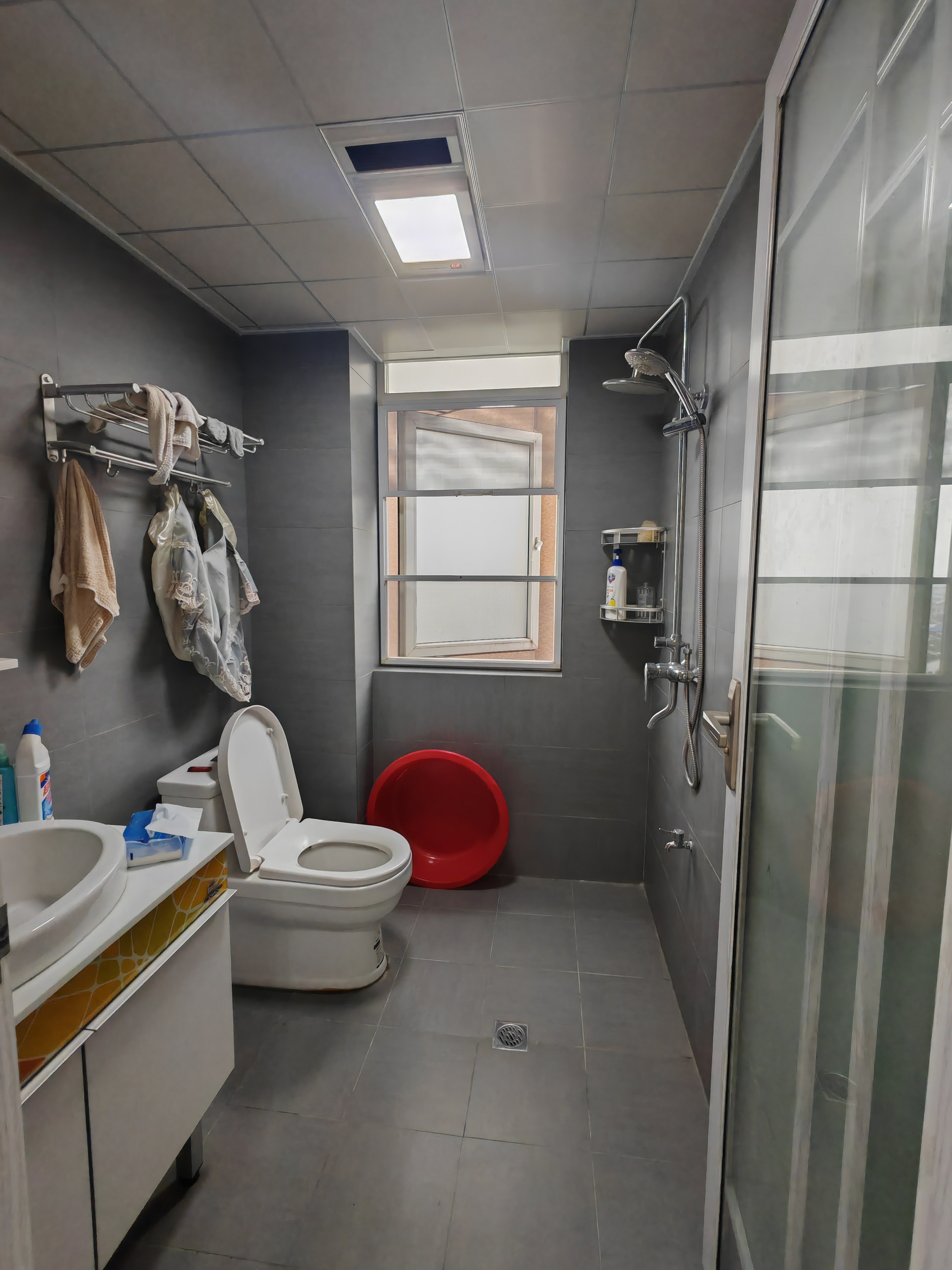 塞纳河畔9.9成新，三室两厅两卫，118平，47.8万，证件齐全，可以按揭，看房电话18307150819