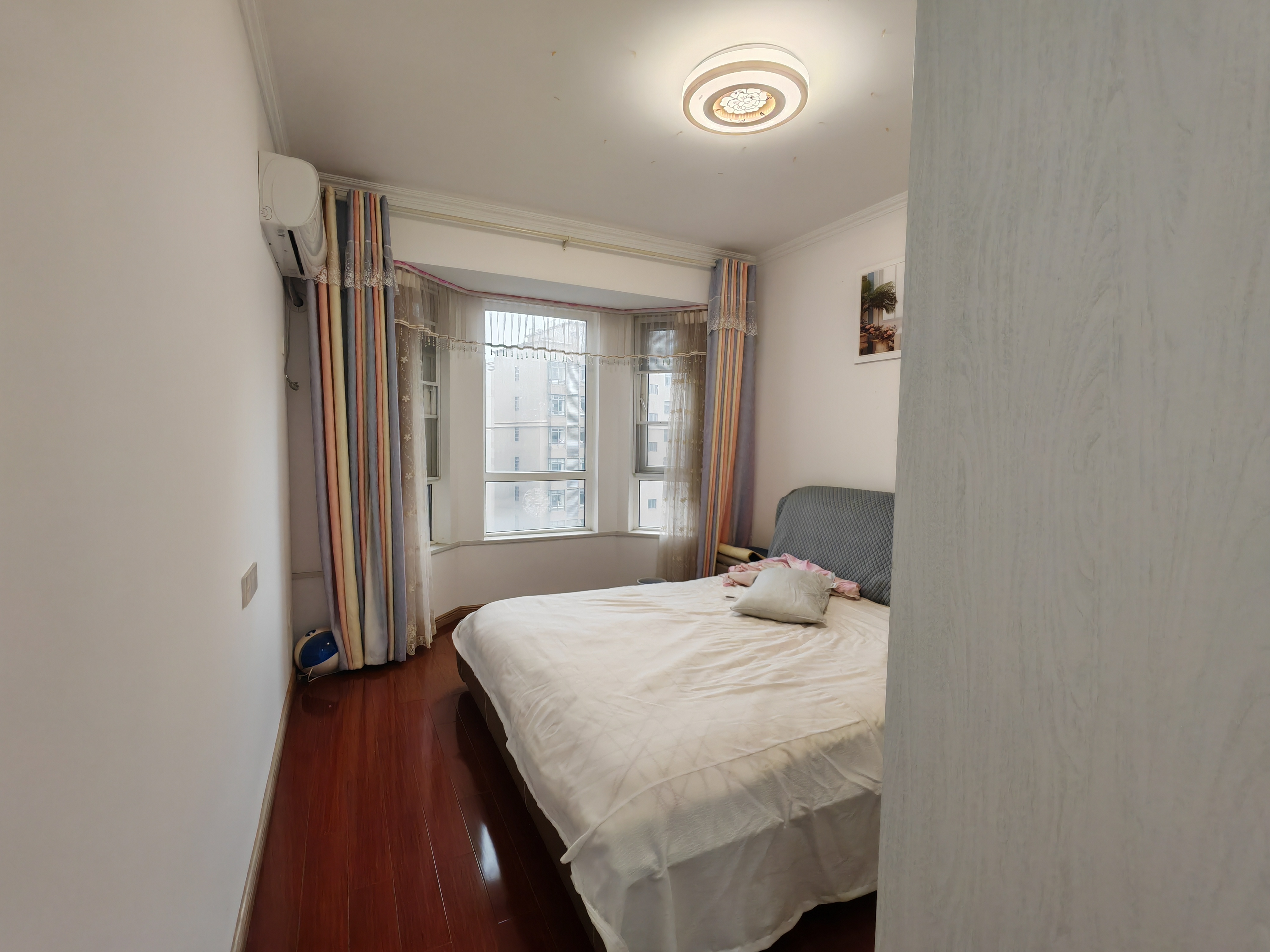 塞纳河畔9.9成新，三室两厅两卫，118平，47.8万，证件齐全，可以按揭，看房电话18307150819