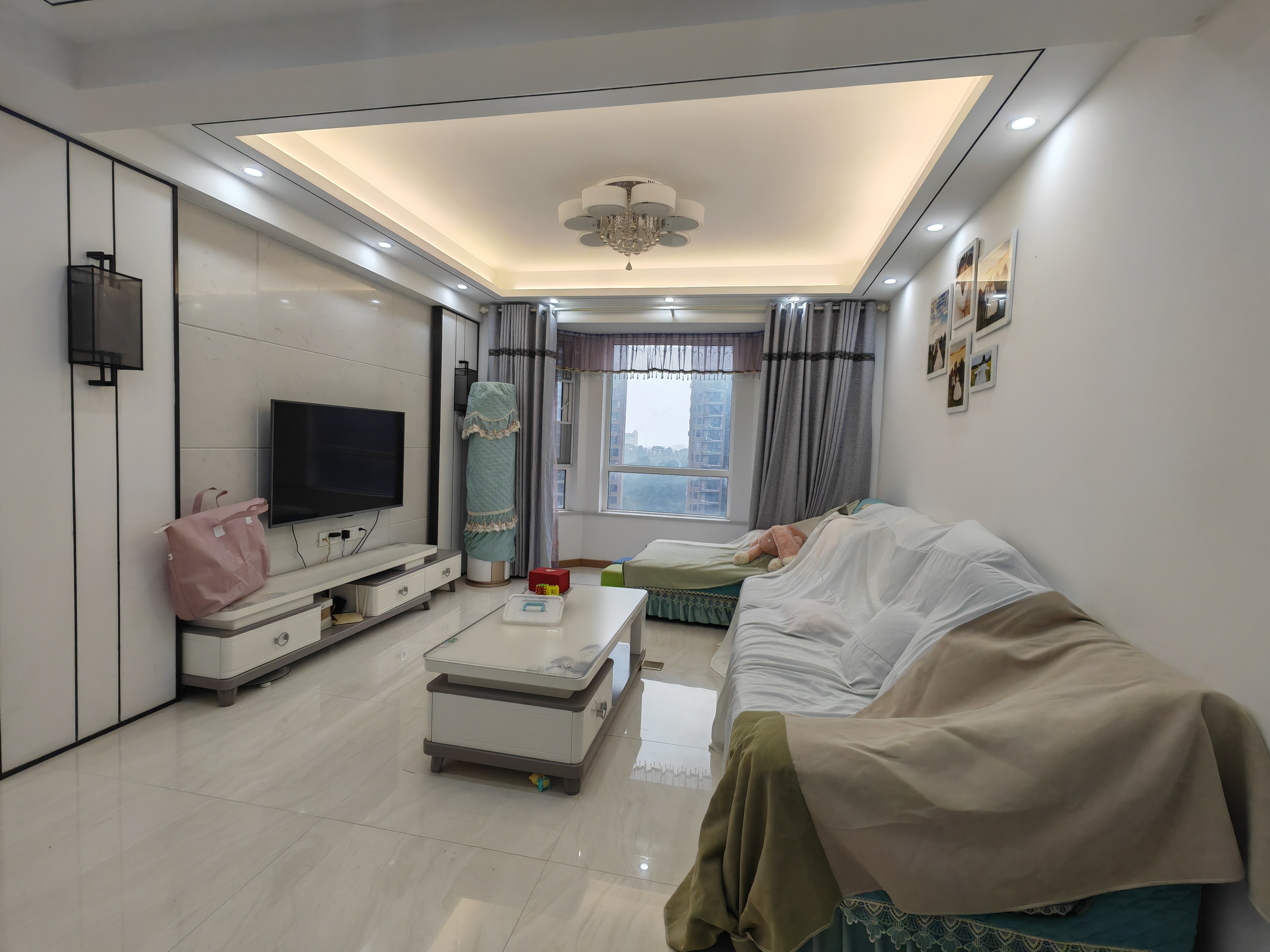 塞纳河畔9.9成新，三室两厅两卫，118平，47.8万，证件齐全，可以按揭，看房电话18307150819