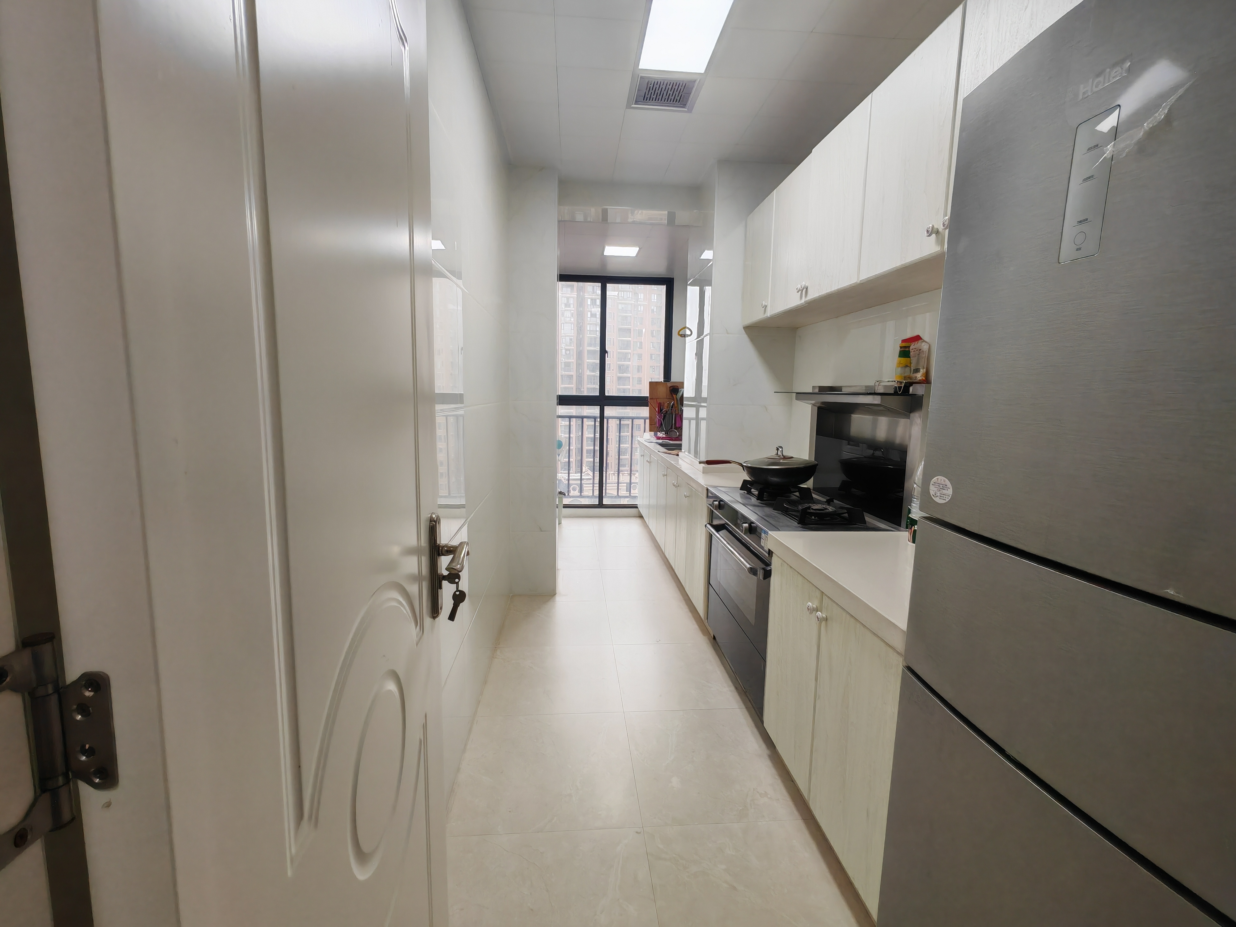 塞纳河畔9.9成新，三室两厅两卫，118平，47.8万，证件齐全，可以按揭，看房电话18307150819