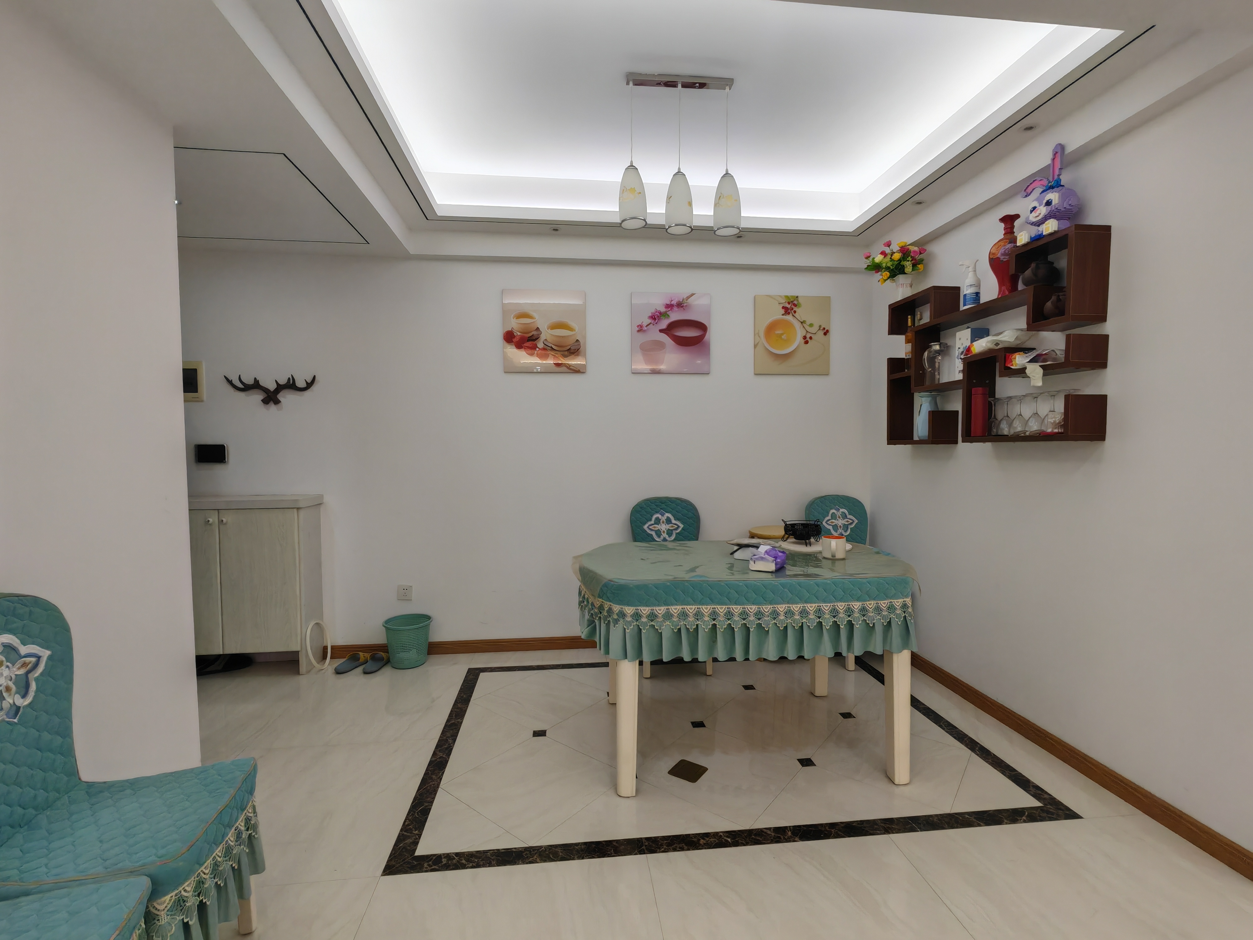 塞纳河畔9.9成新，三室两厅两卫，118平，47.8万，证件齐全，可以按揭，看房电话18307150819