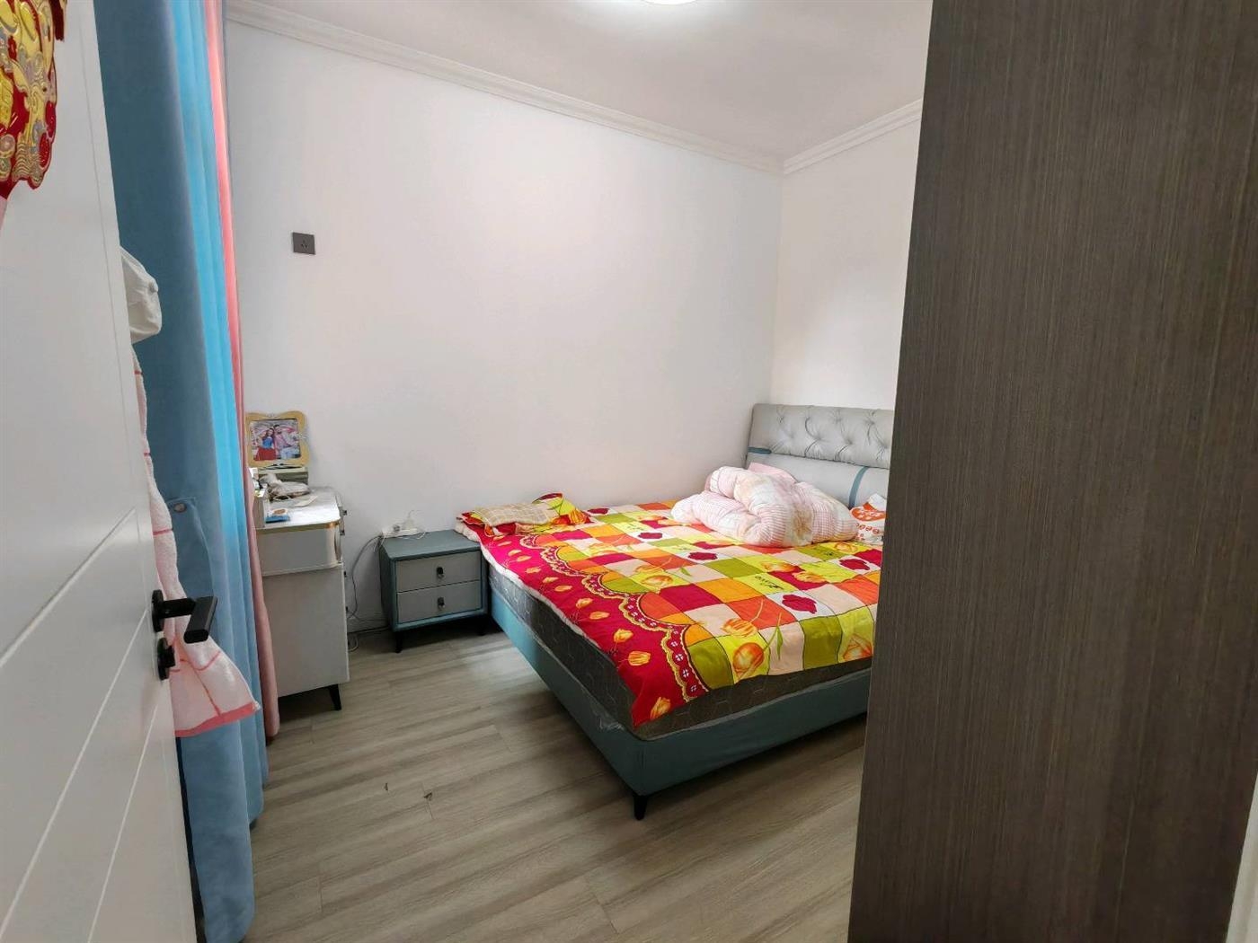 鹏成新都汇，电梯房，三室两厅，9.9成新，中间好楼层，证件齐全，49.8万，看房电话18307150819