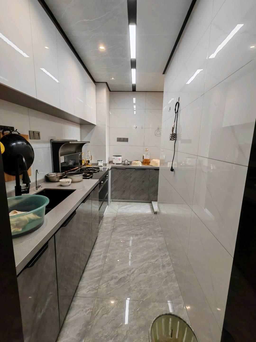 鹏成新都汇，电梯房，三室两厅，9.9成新，中间好楼层，证件齐全，49.8万，看房电话18307150819