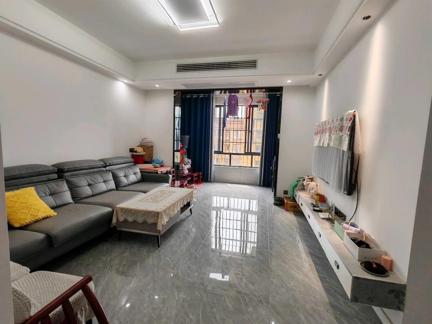 鹏成新都汇，电梯房，三室两厅，9.9成新，中间好楼层，证件齐全，49.8万，看房电话18307150819