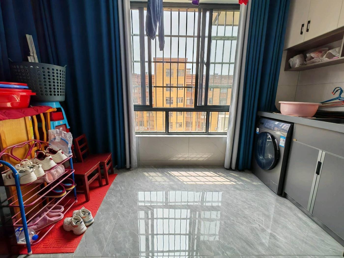 鹏成新都汇，电梯房，三室两厅，9.9成新，中间好楼层，证件齐全，49.8万，看房电话18307150819