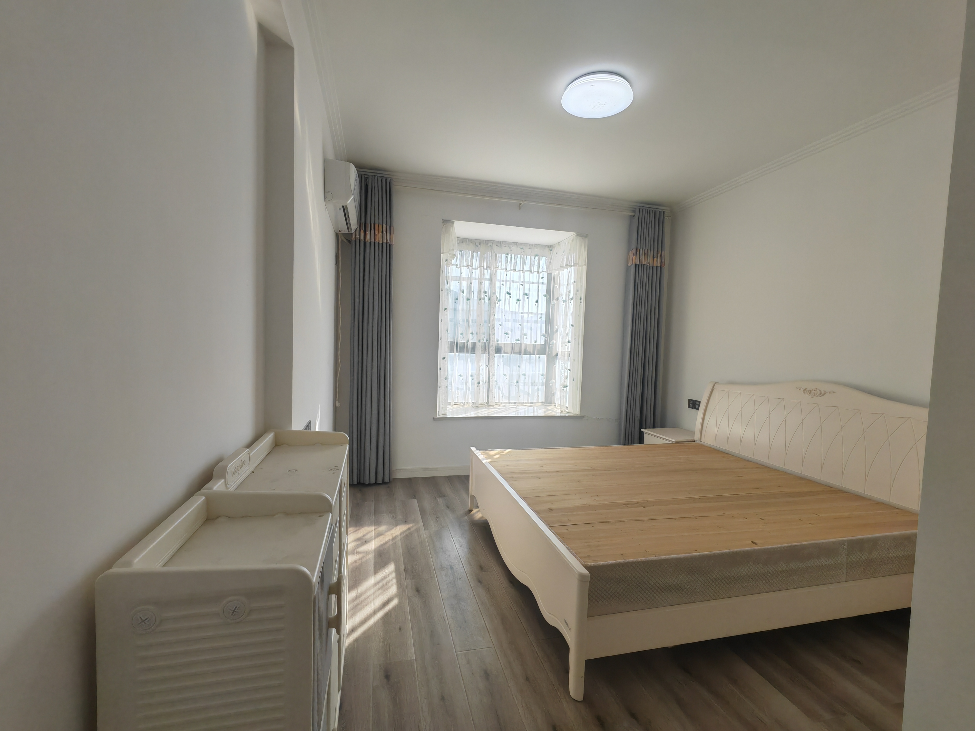 火车站附近博园东郡婚房装修，三室两厅两卫，125平，45万