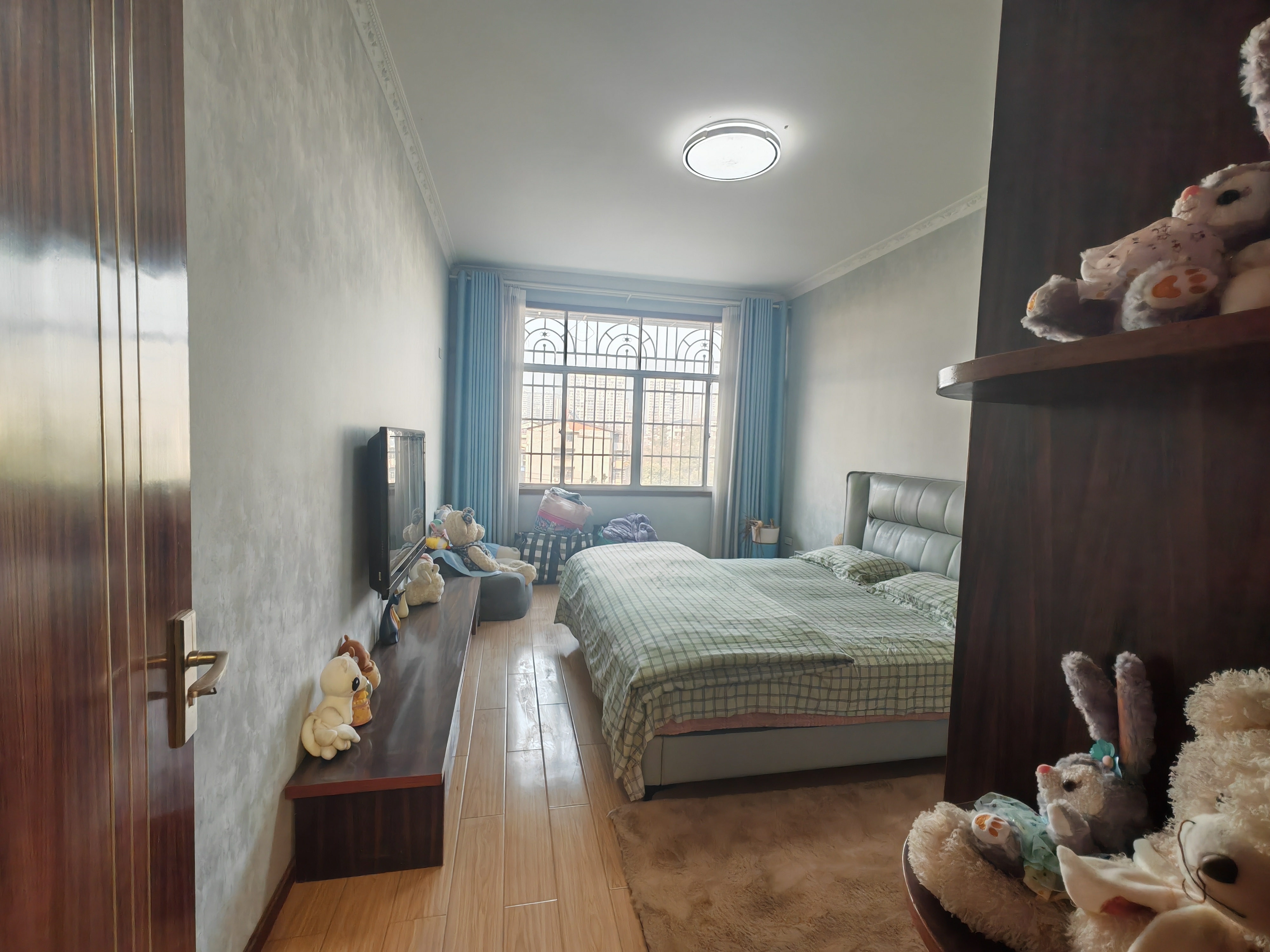 新区大两房，房子9成新，业主急售，看房有钥匙，看房电话18307150819