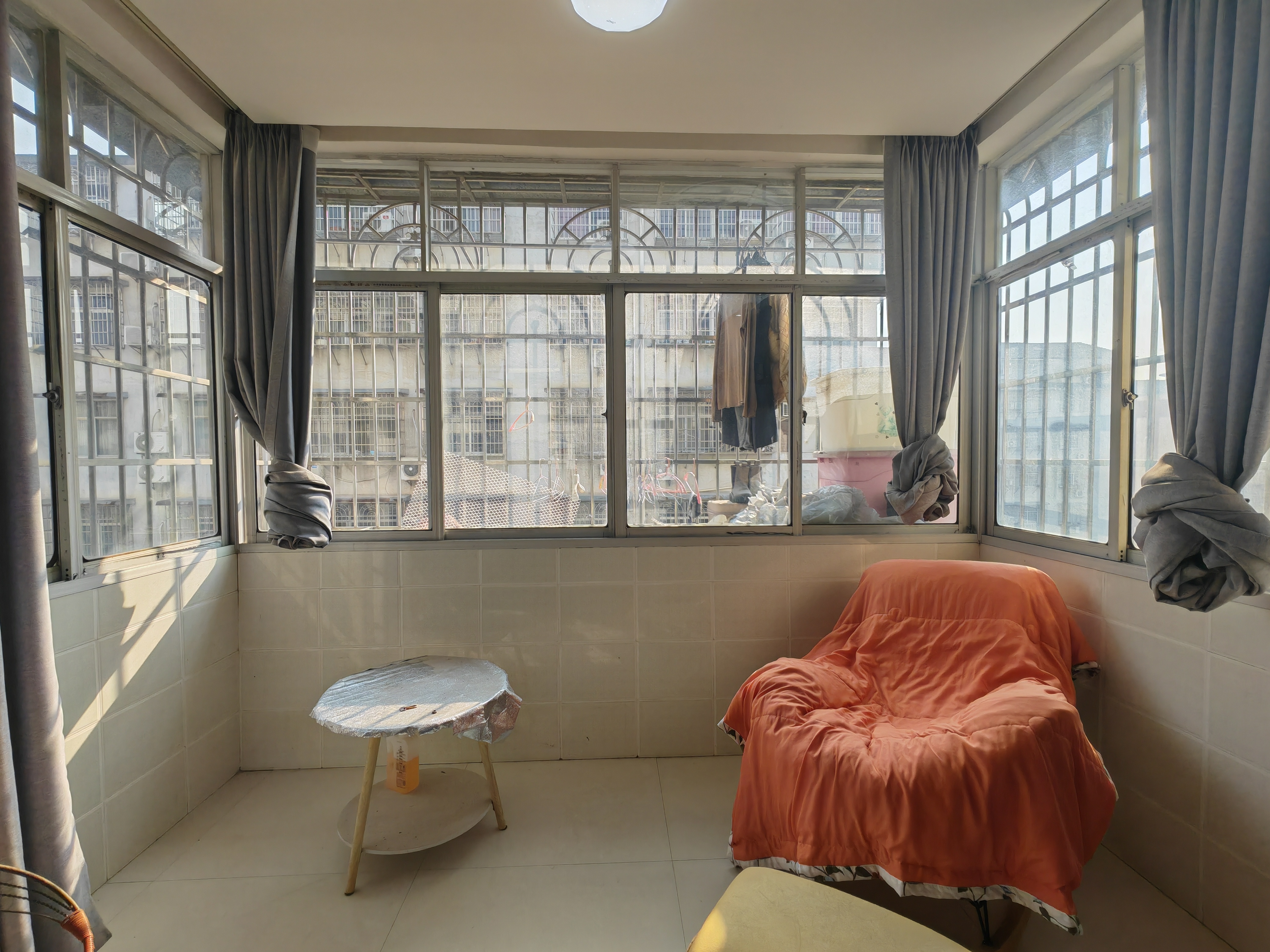 新区大两房，房子9成新，业主急售，看房有钥匙，看房电话18307150819