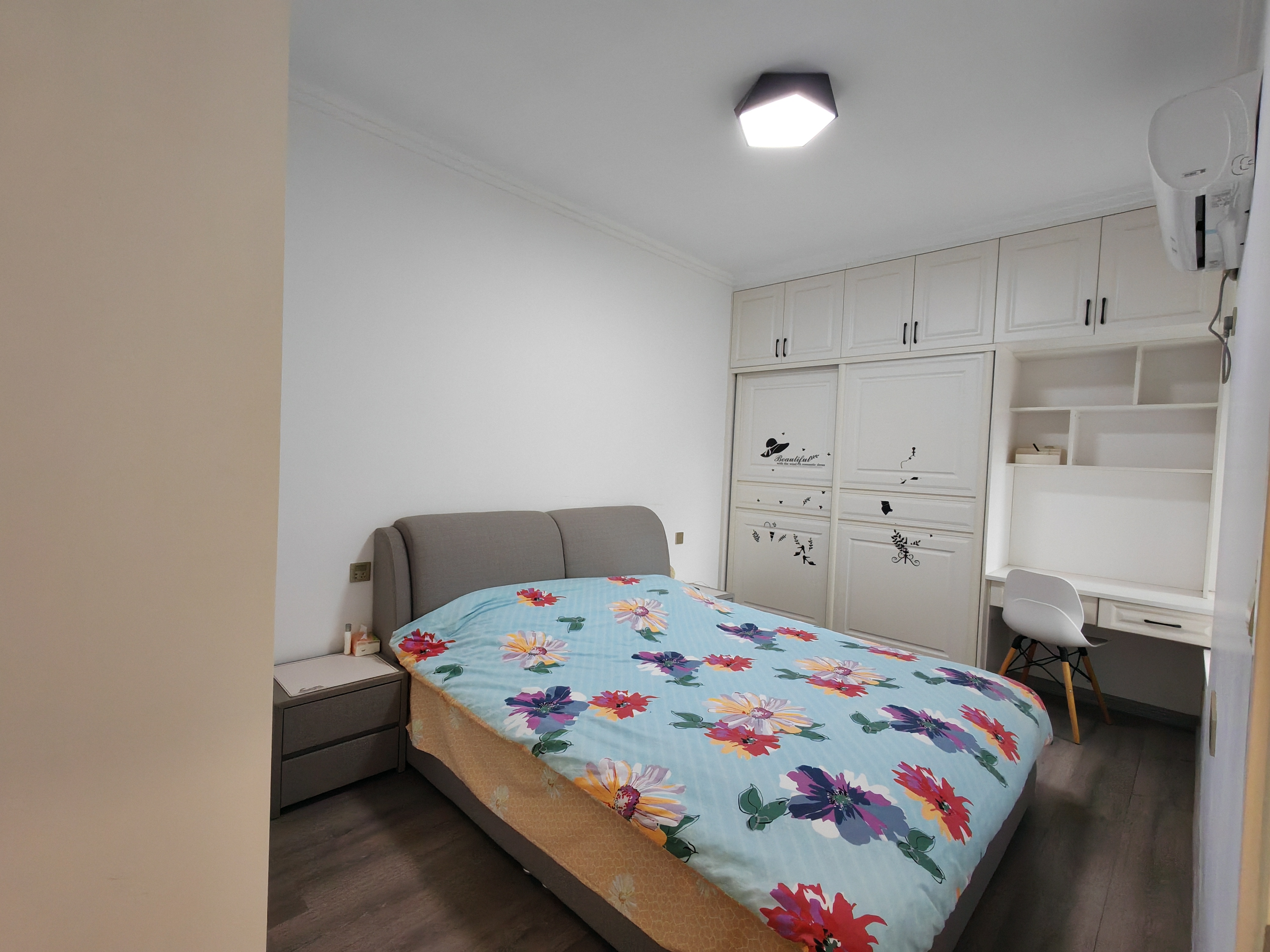 塞纳河畔电梯房，9成新的温馨三房，中间好楼层，有钥匙看房，看房电话18307150819