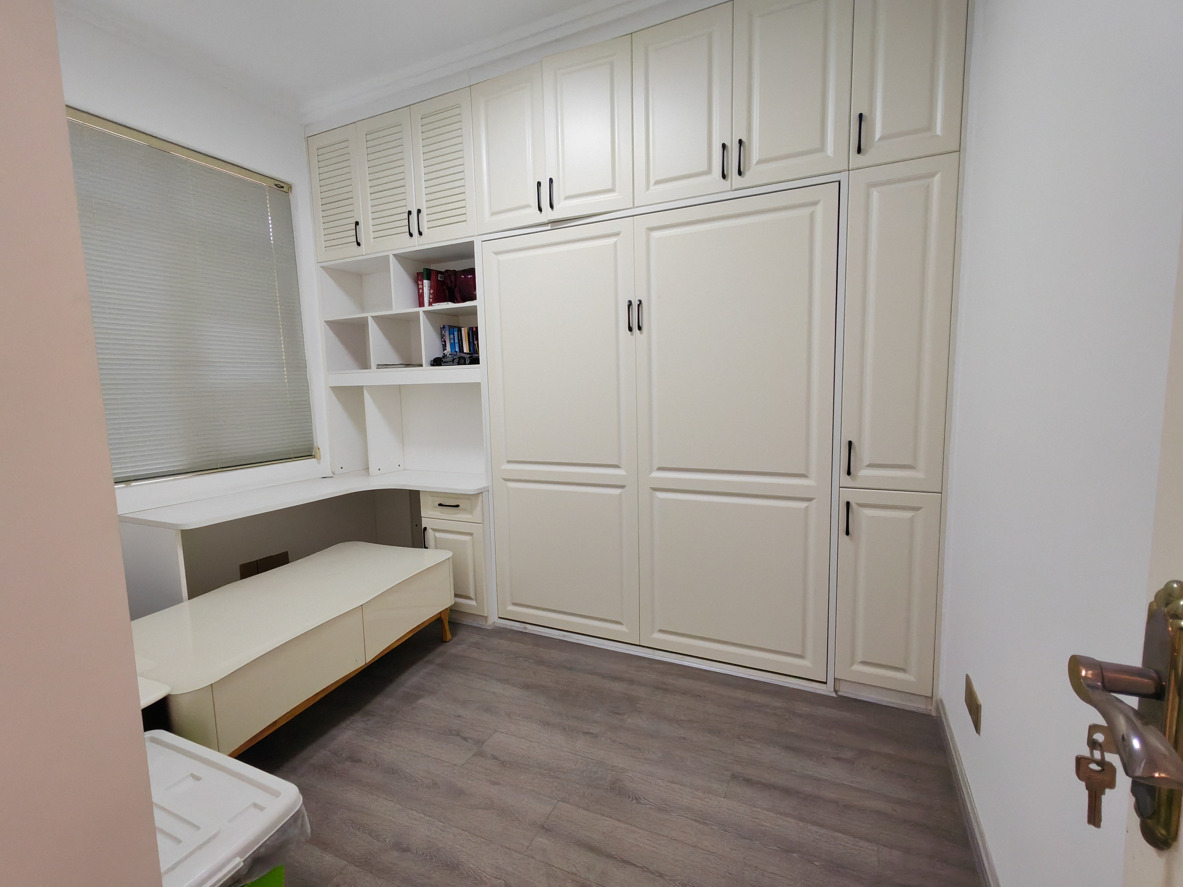 塞纳河畔电梯房，9成新的温馨三房，中间好楼层，有钥匙看房，看房电话18307150819