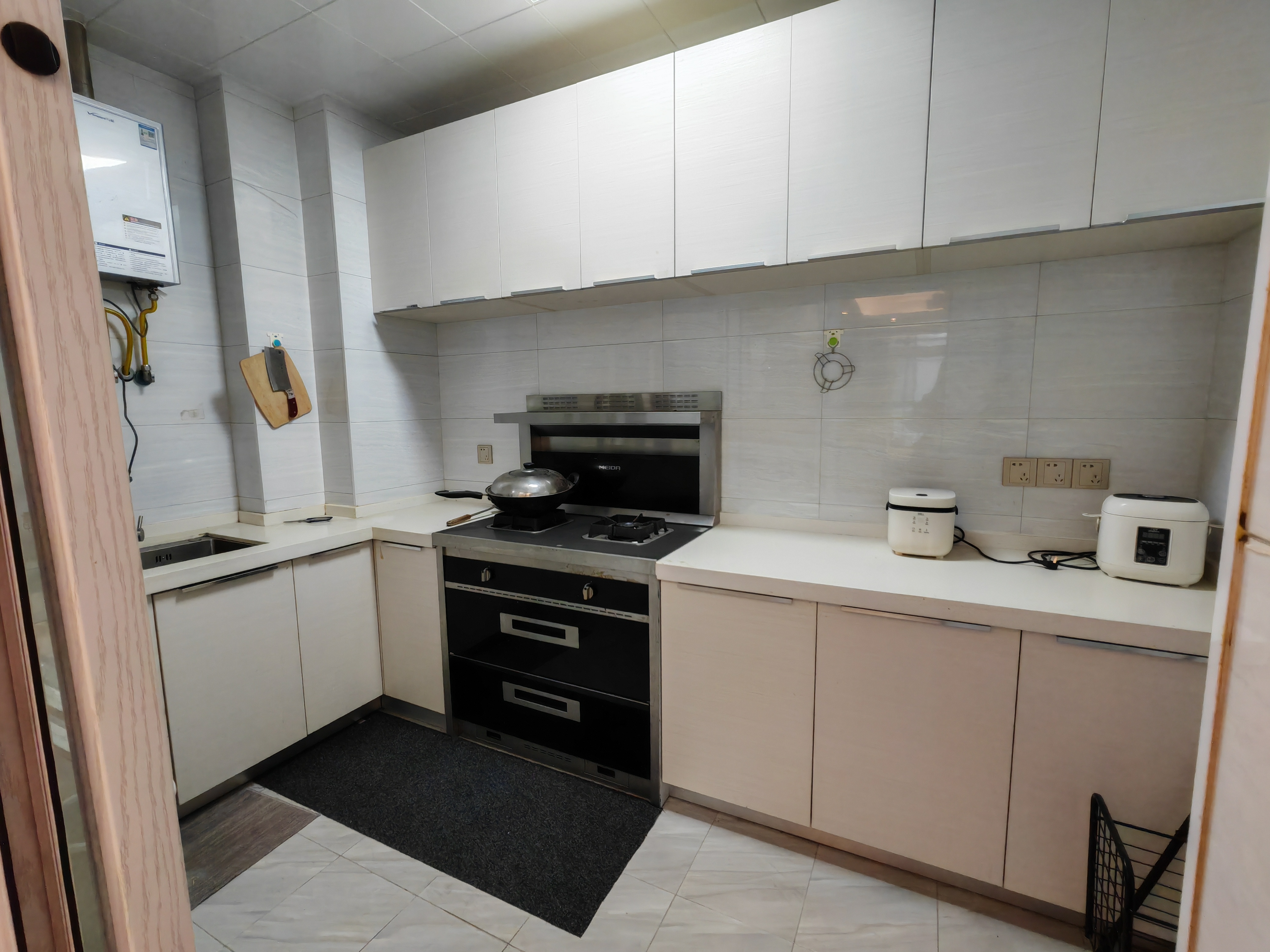 塞纳河畔电梯房，9成新的温馨三房，中间好楼层，有钥匙看房，看房电话18307150819