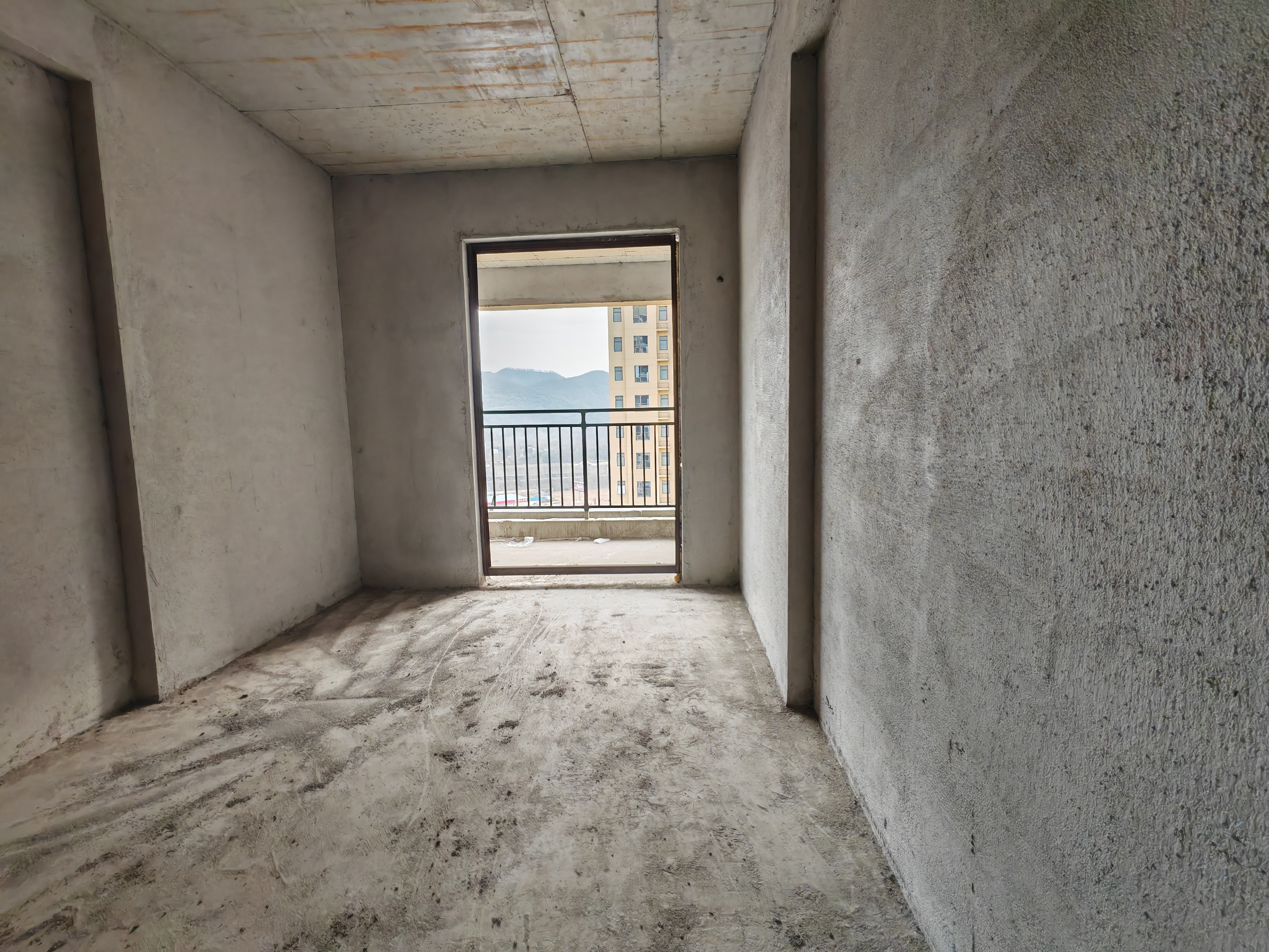 新区电梯房3300一平，南北通透户型，业主诚意出售，看房方便