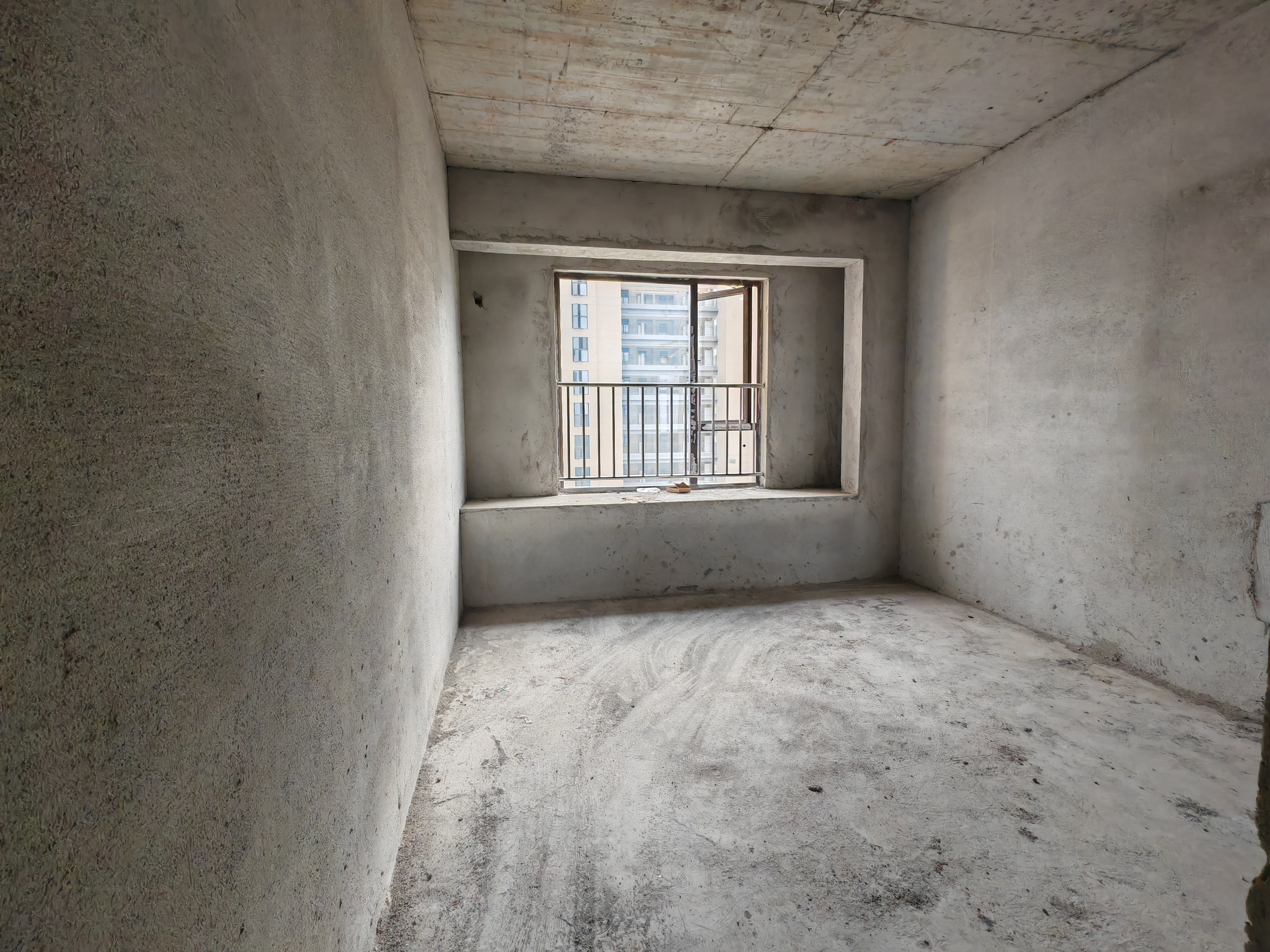 新区电梯房3300一平，南北通透户型，业主诚意出售，看房方便