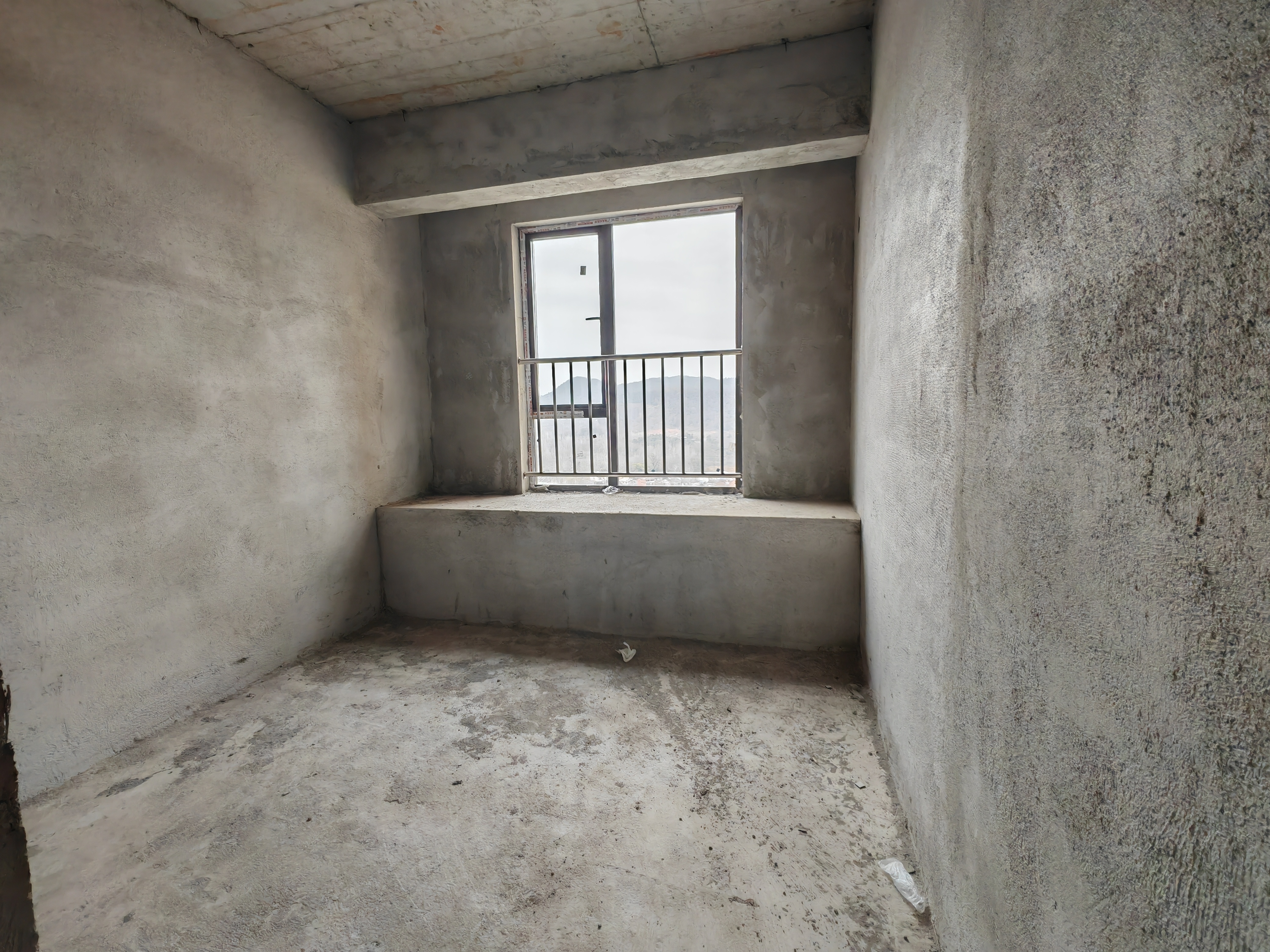 新区电梯房3300一平，南北通透户型，业主诚意出售，看房方便