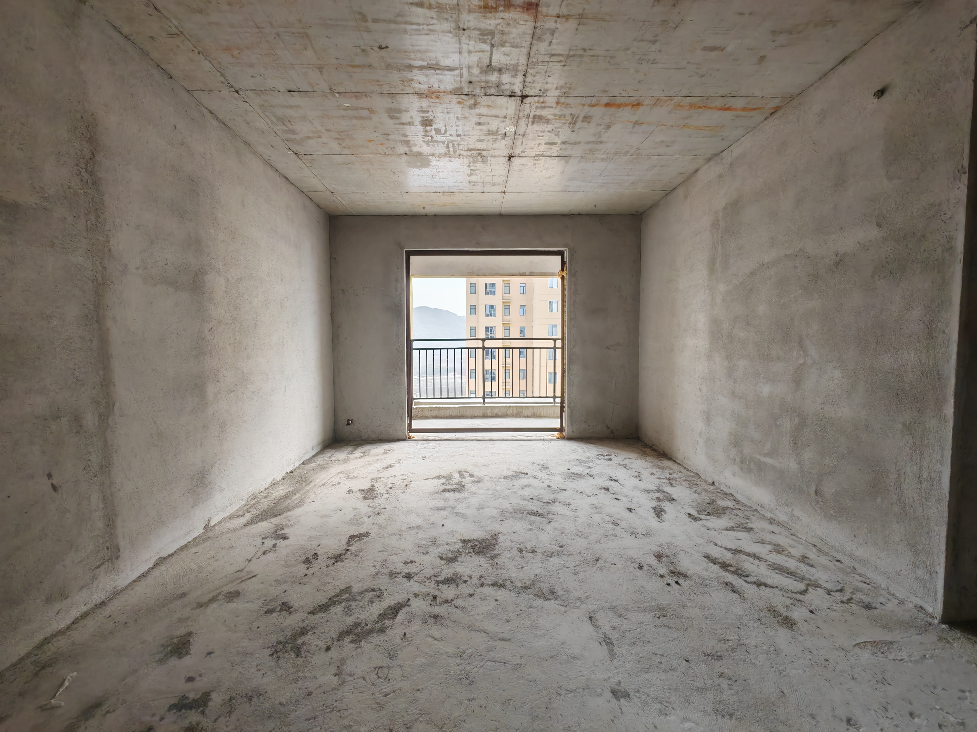 新区电梯房3300一平，南北通透户型，业主诚意出售，看房方便