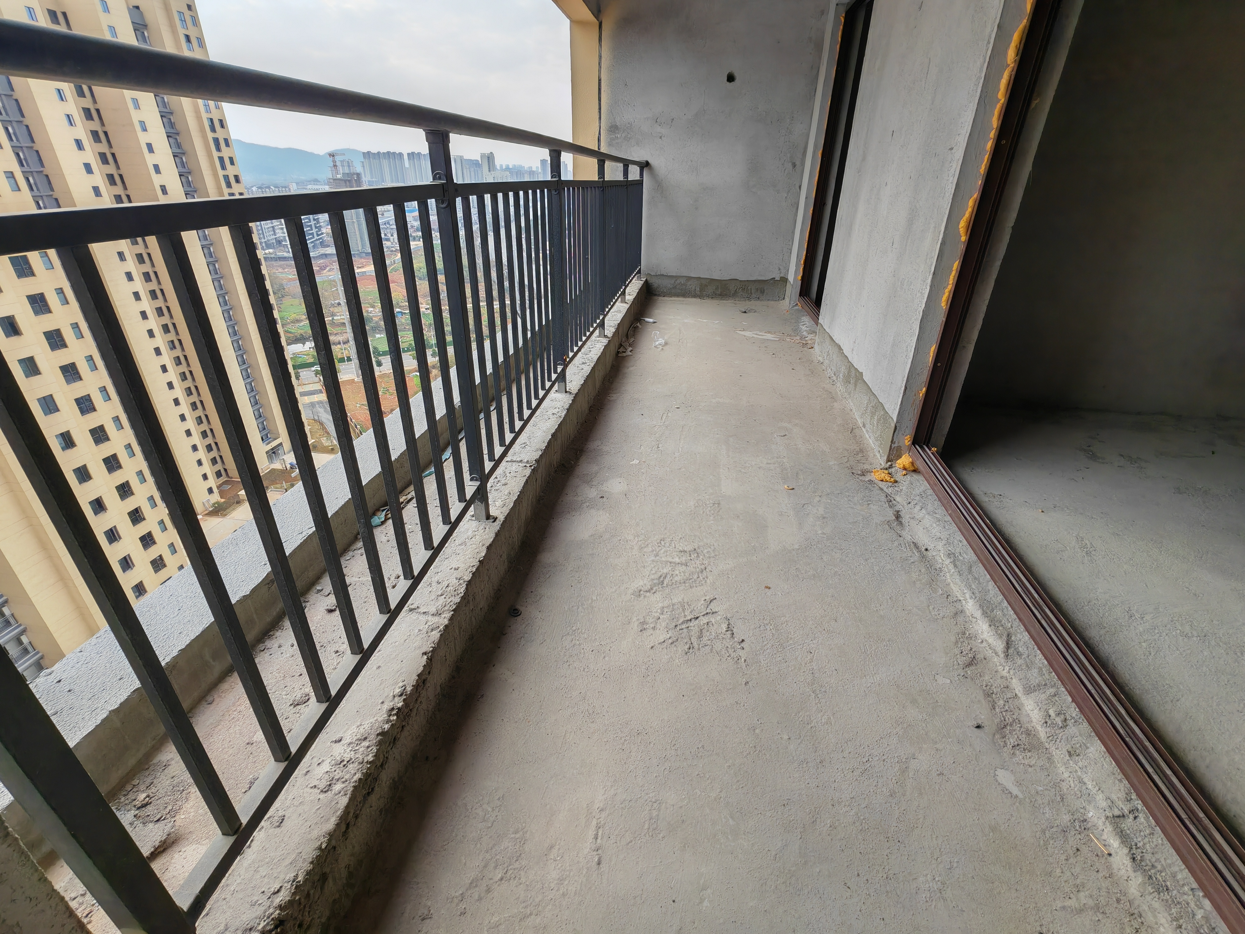 新区电梯房3300一平，南北通透户型，业主诚意出售，看房方便