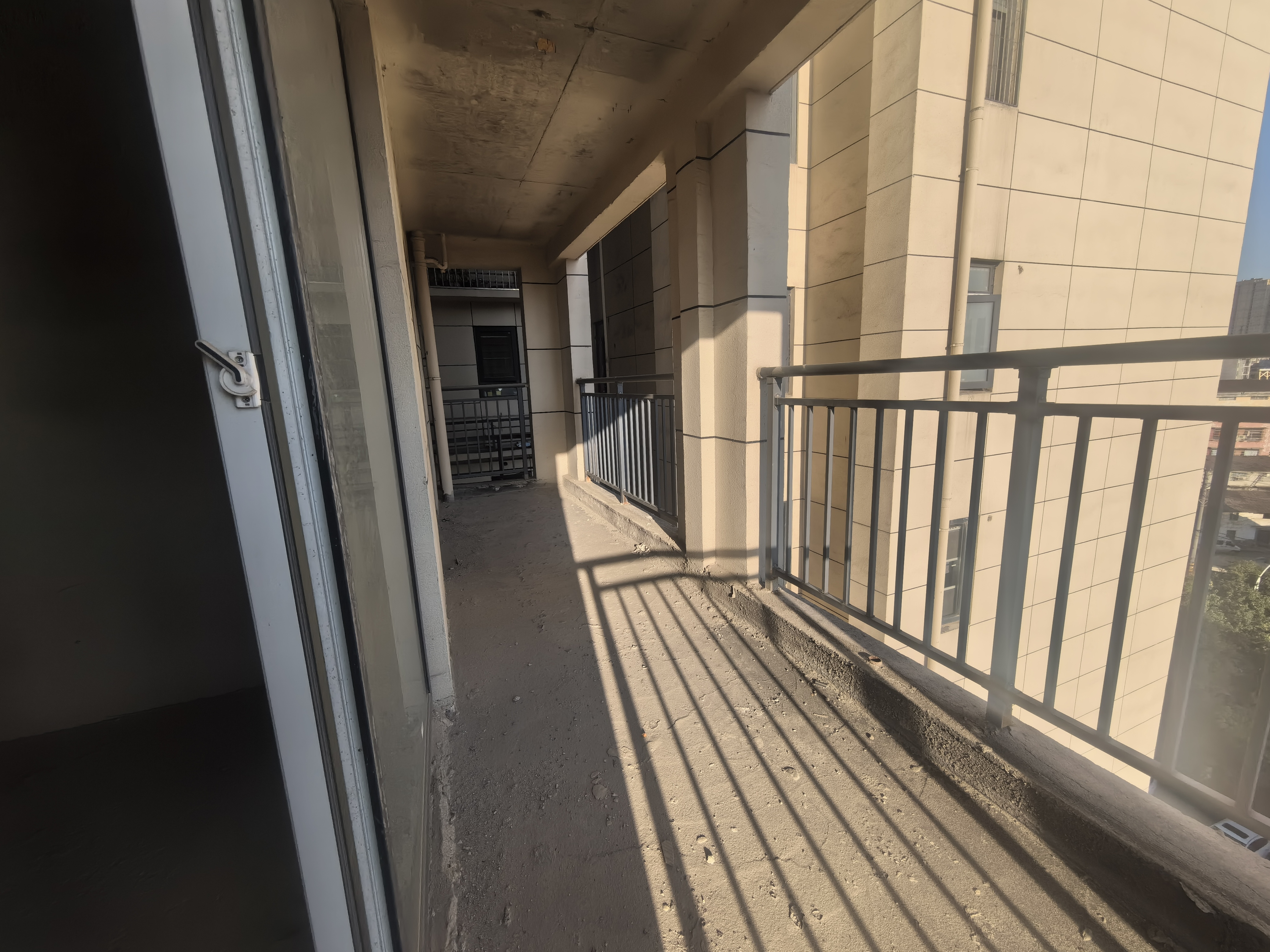 赤壁时代电梯房，三室两厅两卫，采光好，诚意出售，有钥匙看房，看房电话18307150819