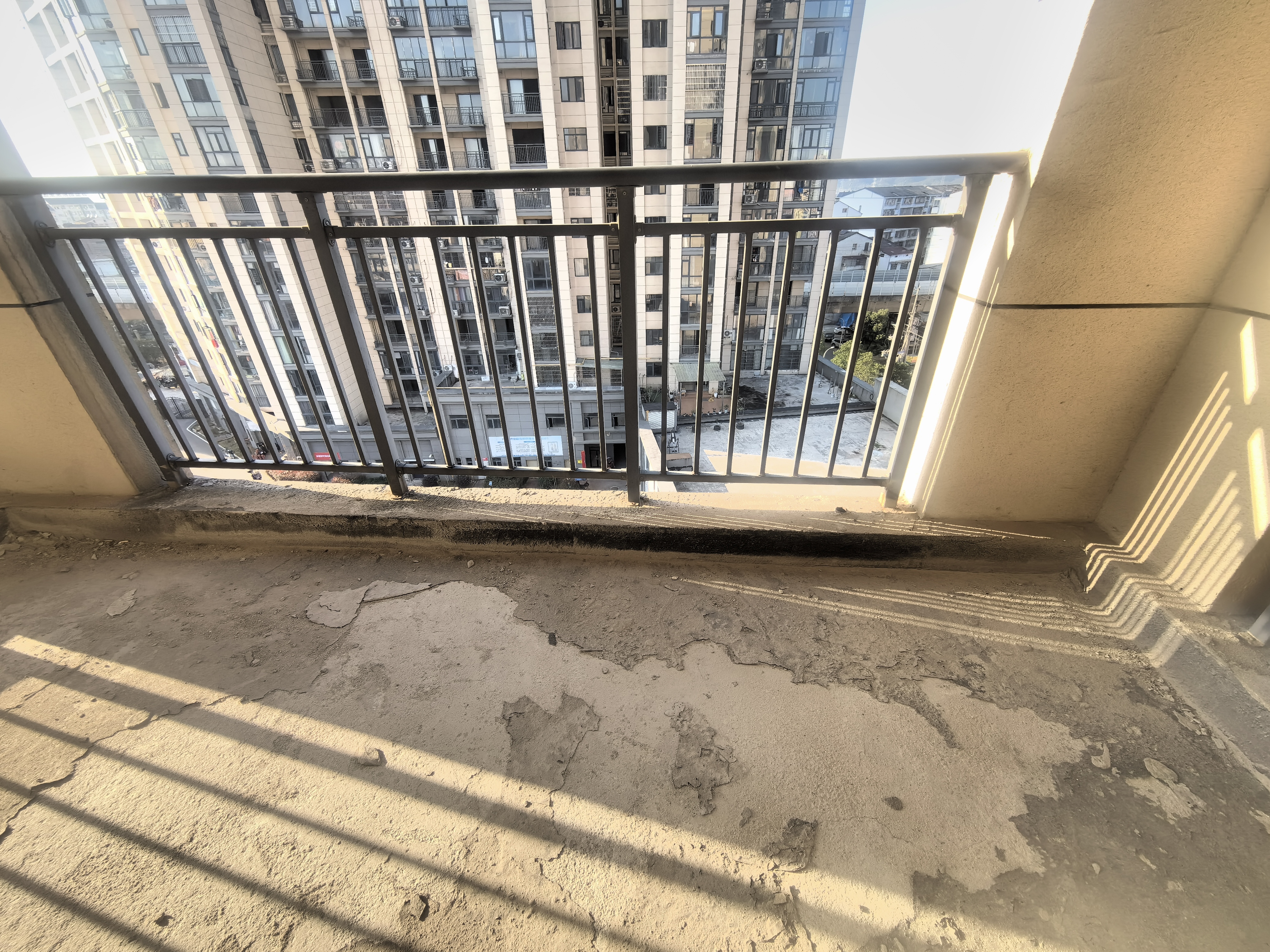 赤壁时代电梯房，三室两厅两卫，采光好，诚意出售，有钥匙看房，看房电话18307150819