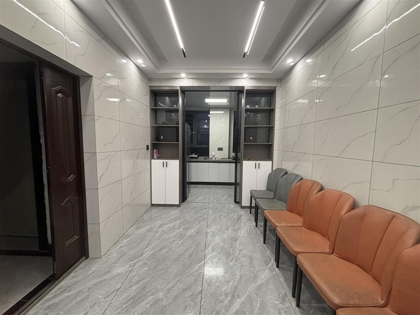 公园里学府专梯专户小高层，63.8万包过户